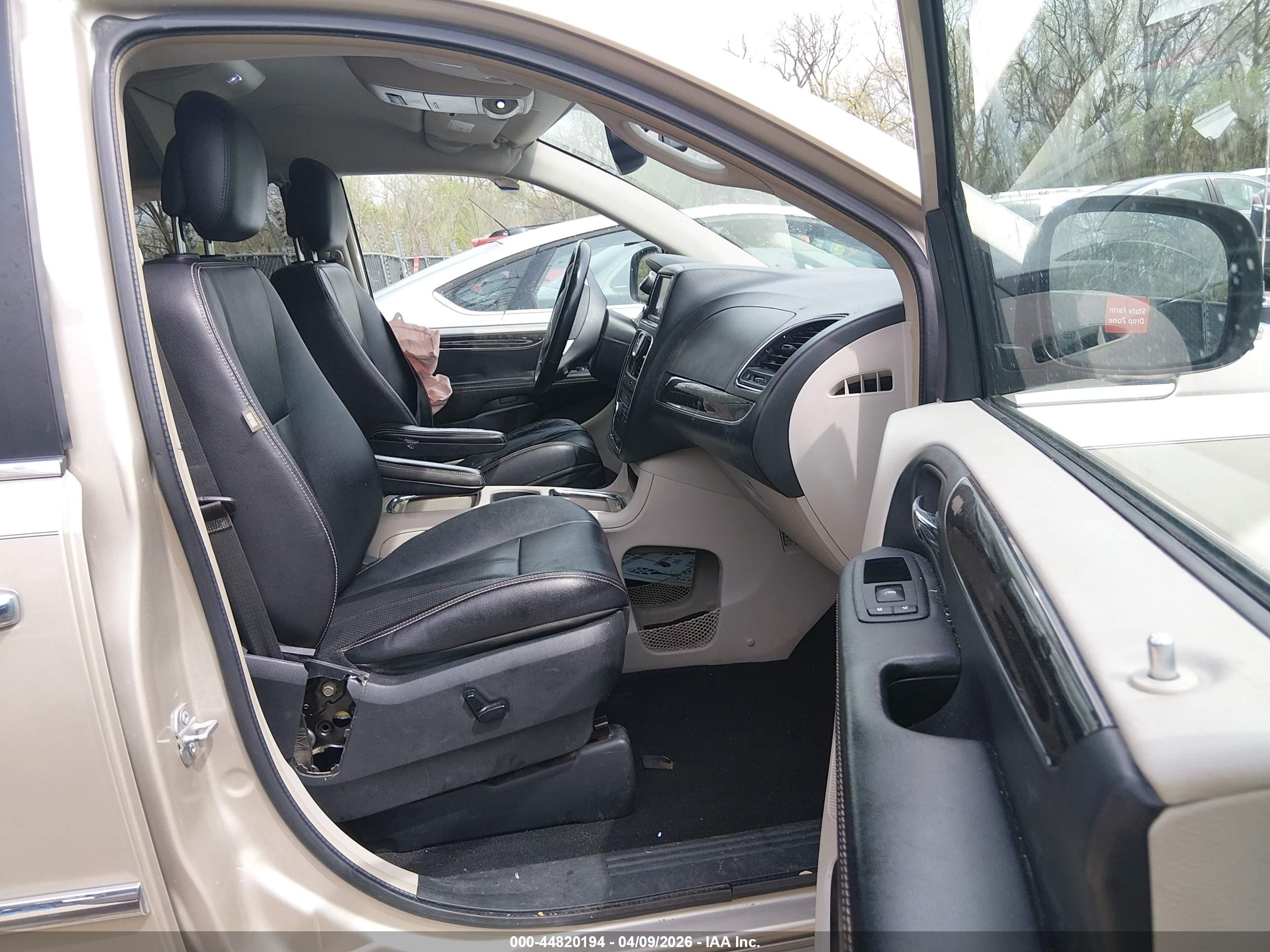 2015 Chrysler Town & Country Touring-l Beige vin: 2C4RC1CG1FR526293