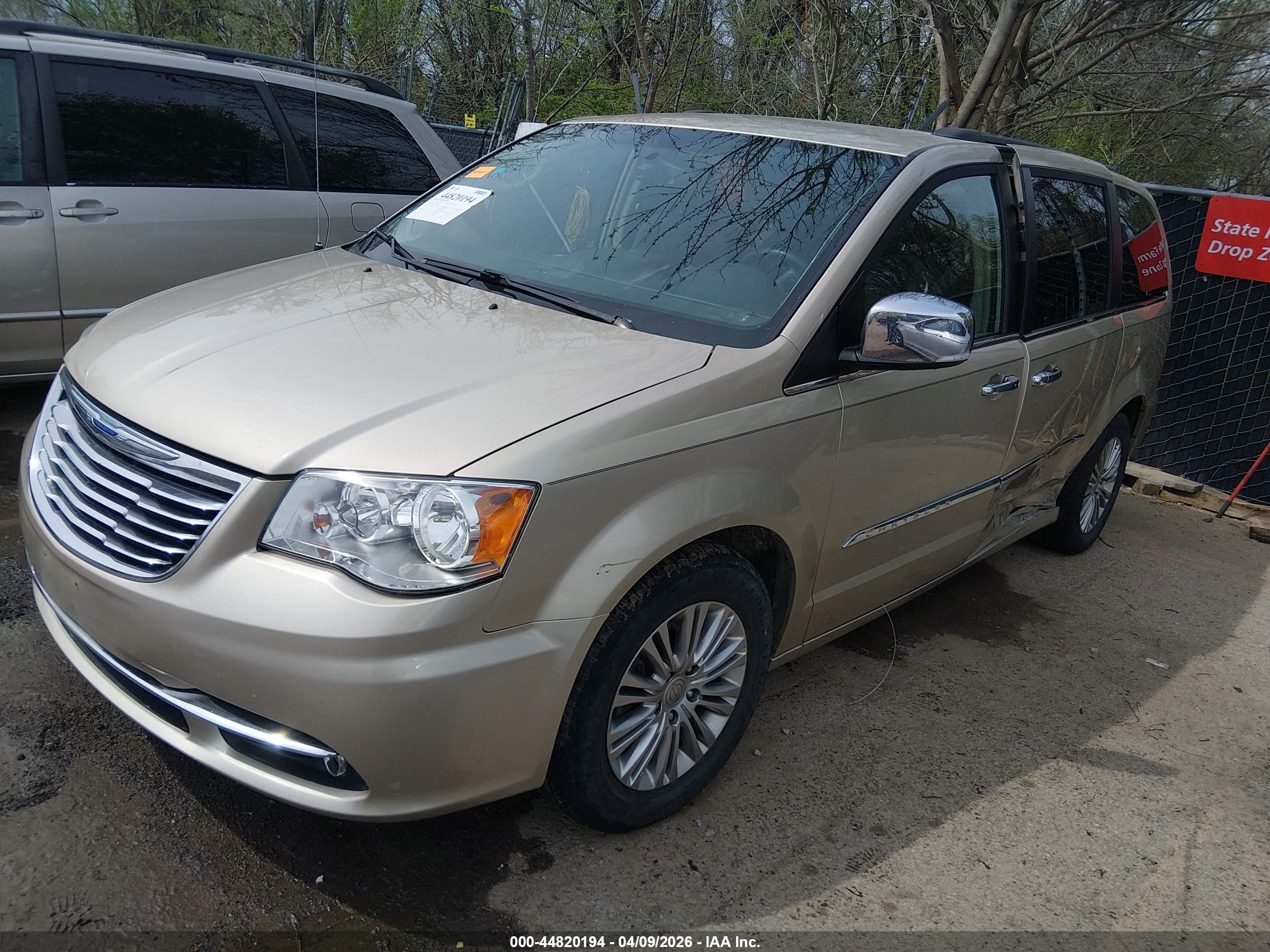 2015 Chrysler Town & Country Touring-l Beige vin: 2C4RC1CG1FR526293