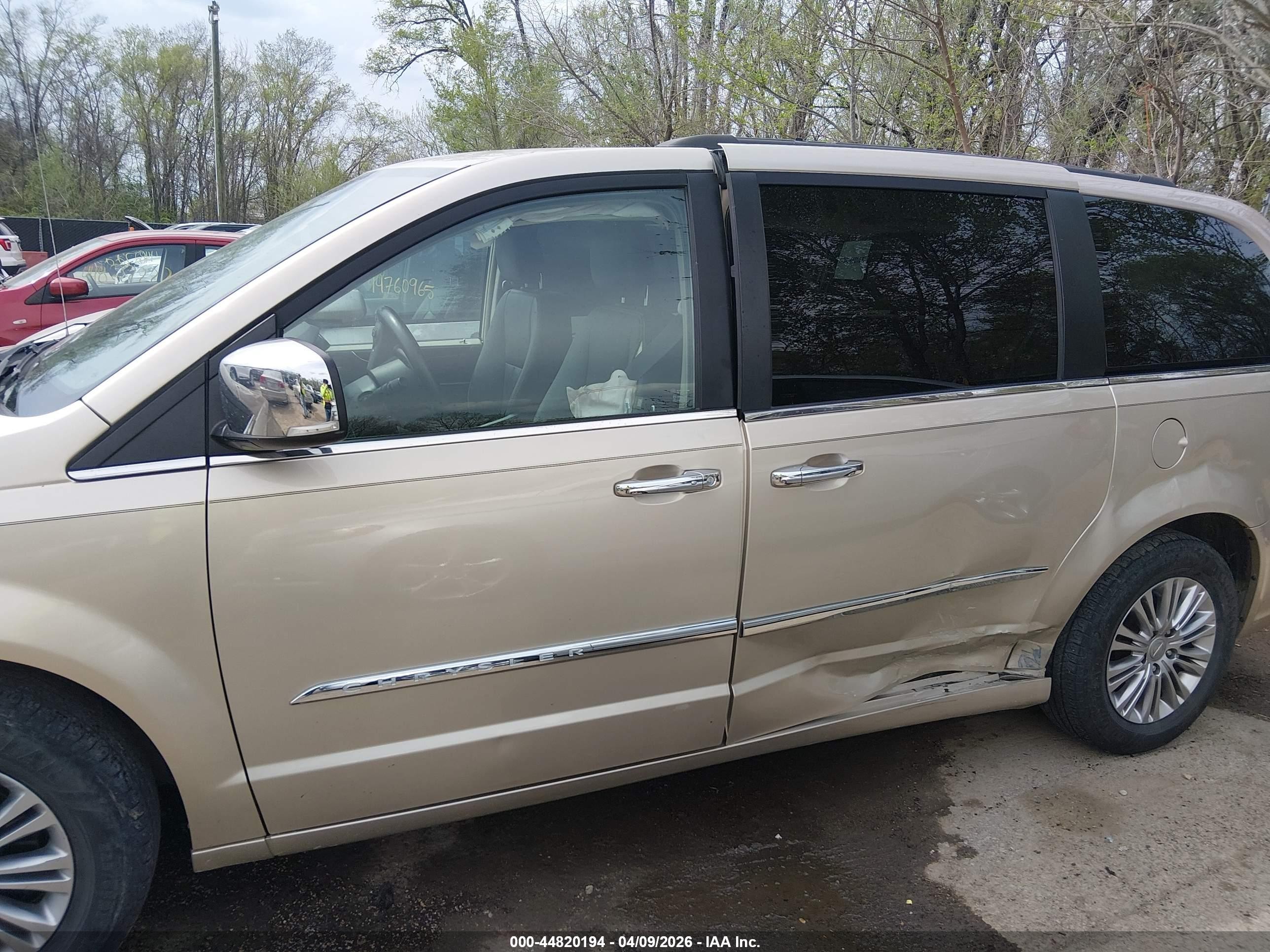 2015 Chrysler Town & Country Touring-l Beige vin: 2C4RC1CG1FR526293