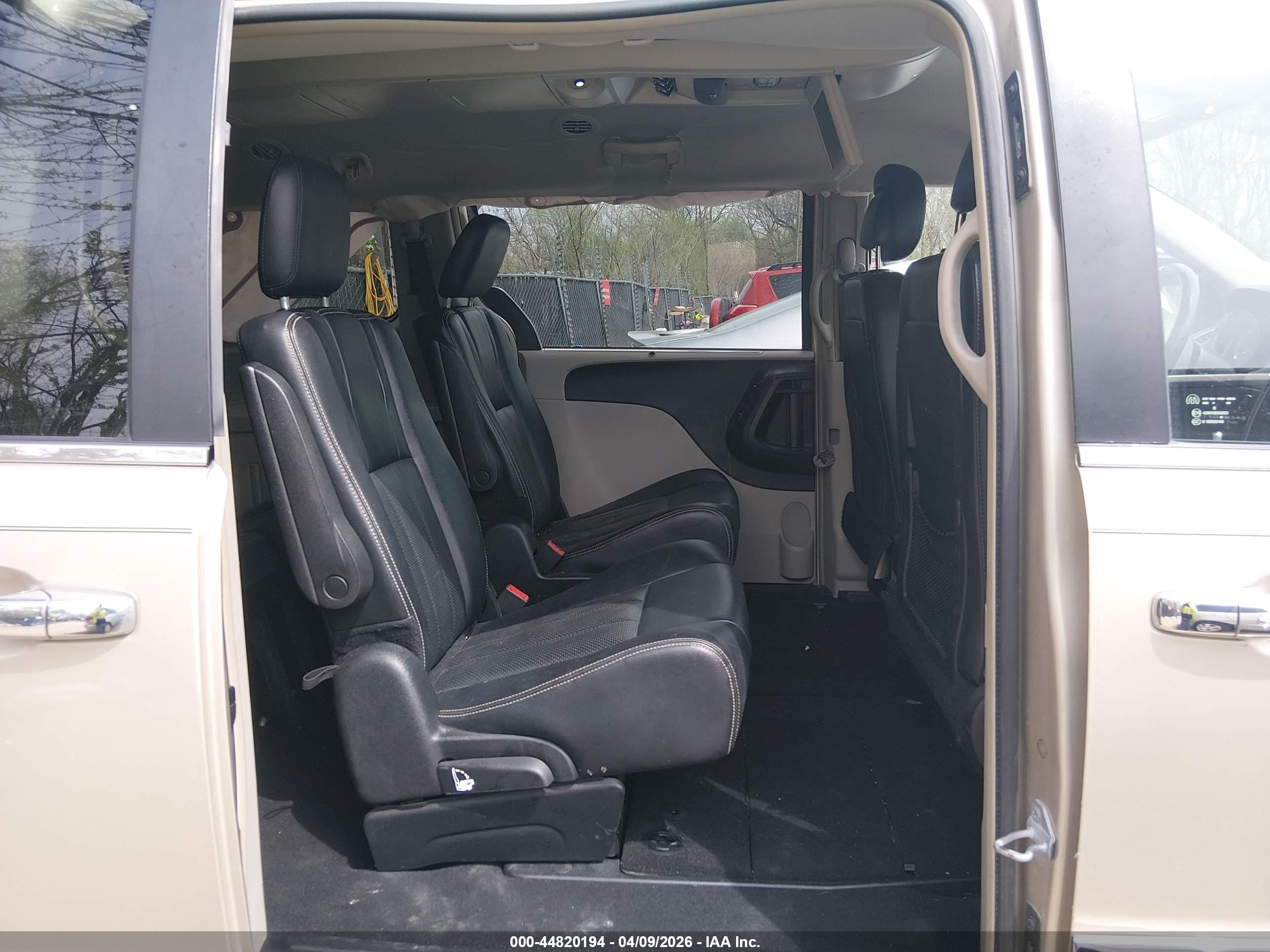 2015 Chrysler Town & Country Touring-l Beige vin: 2C4RC1CG1FR526293
