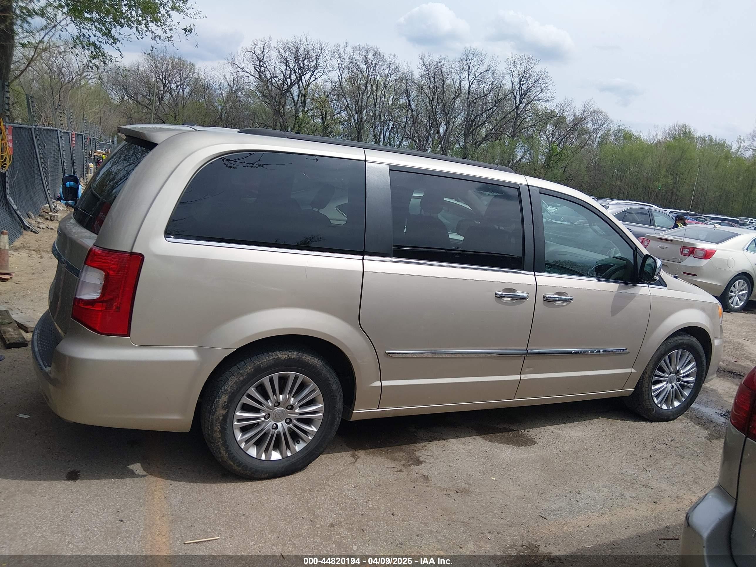 2015 Chrysler Town & Country Touring-l Beige vin: 2C4RC1CG1FR526293
