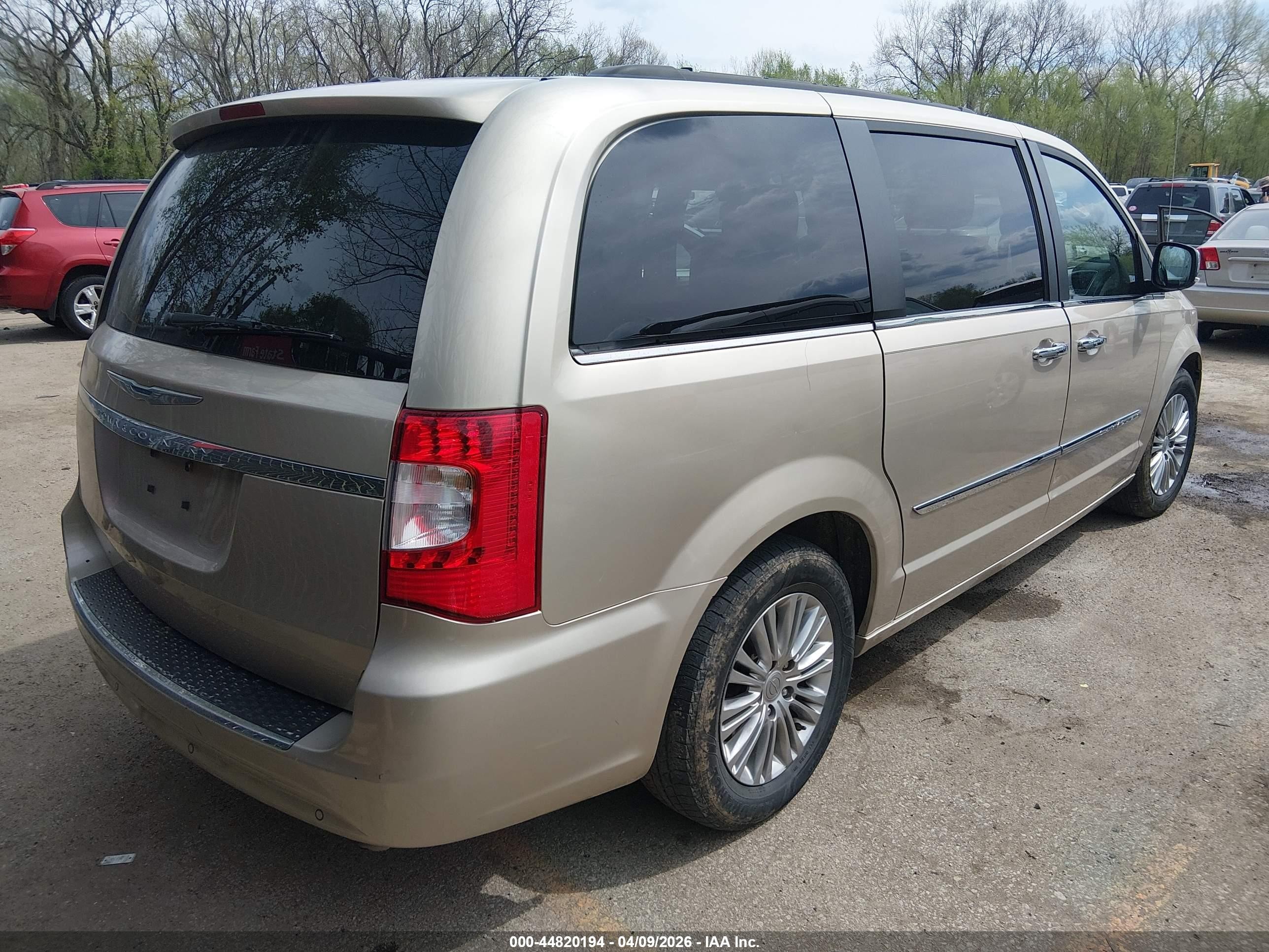 2015 Chrysler Town & Country Touring-l Beige vin: 2C4RC1CG1FR526293
