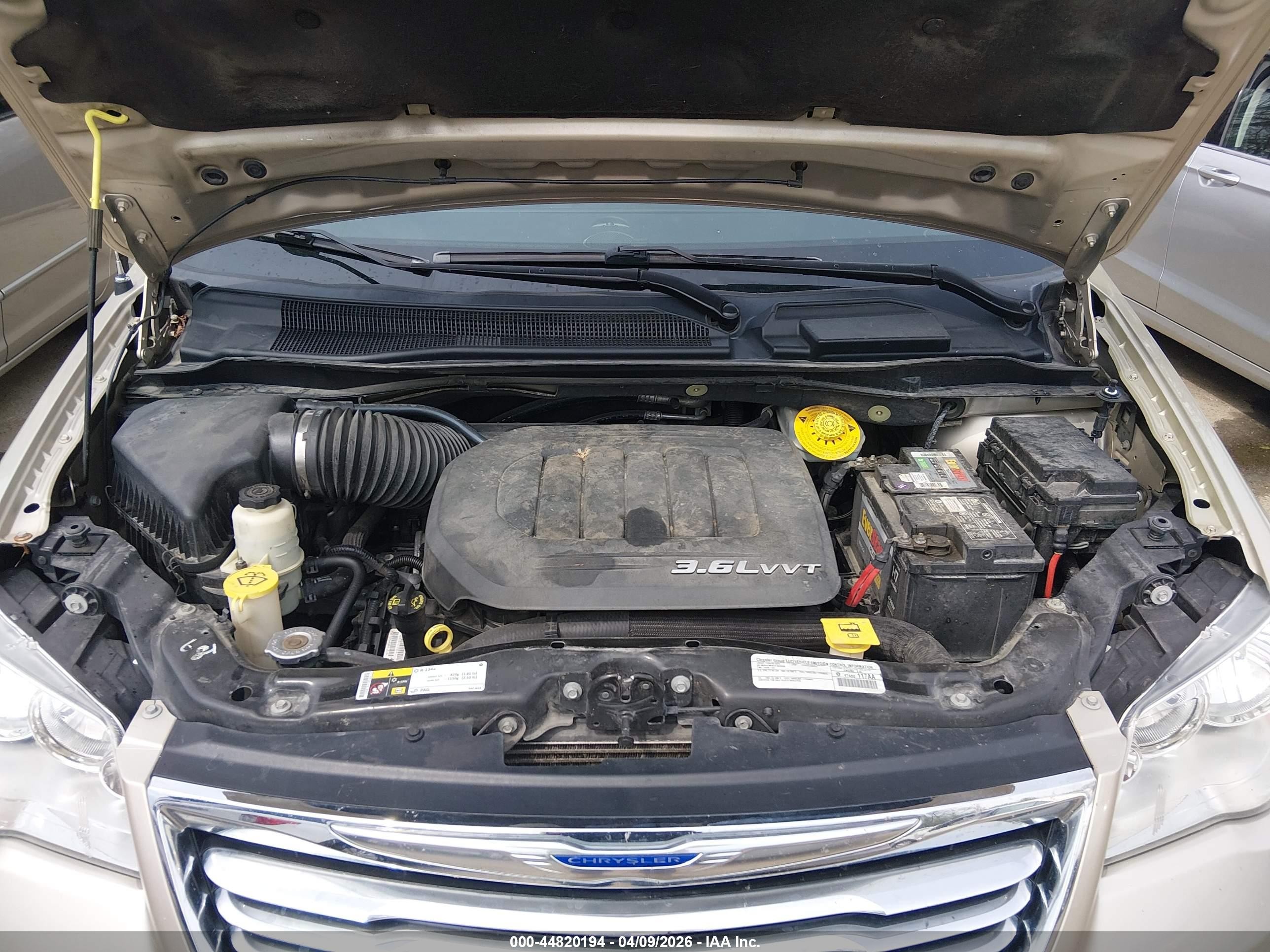 2015 Chrysler Town & Country Touring-l Beige vin: 2C4RC1CG1FR526293