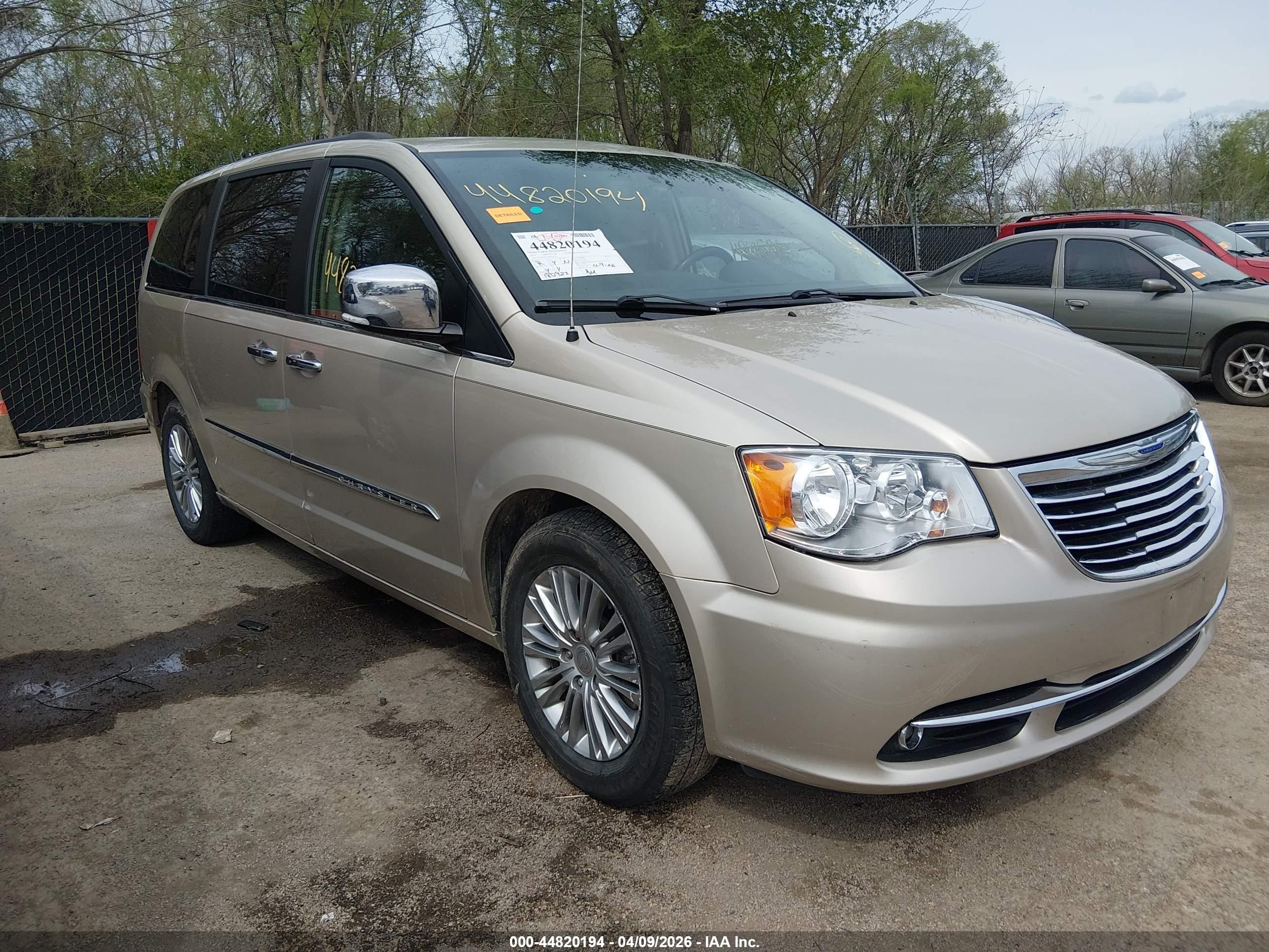 2015 Chrysler Town & Country Touring-l Beige vin: 2C4RC1CG1FR526293