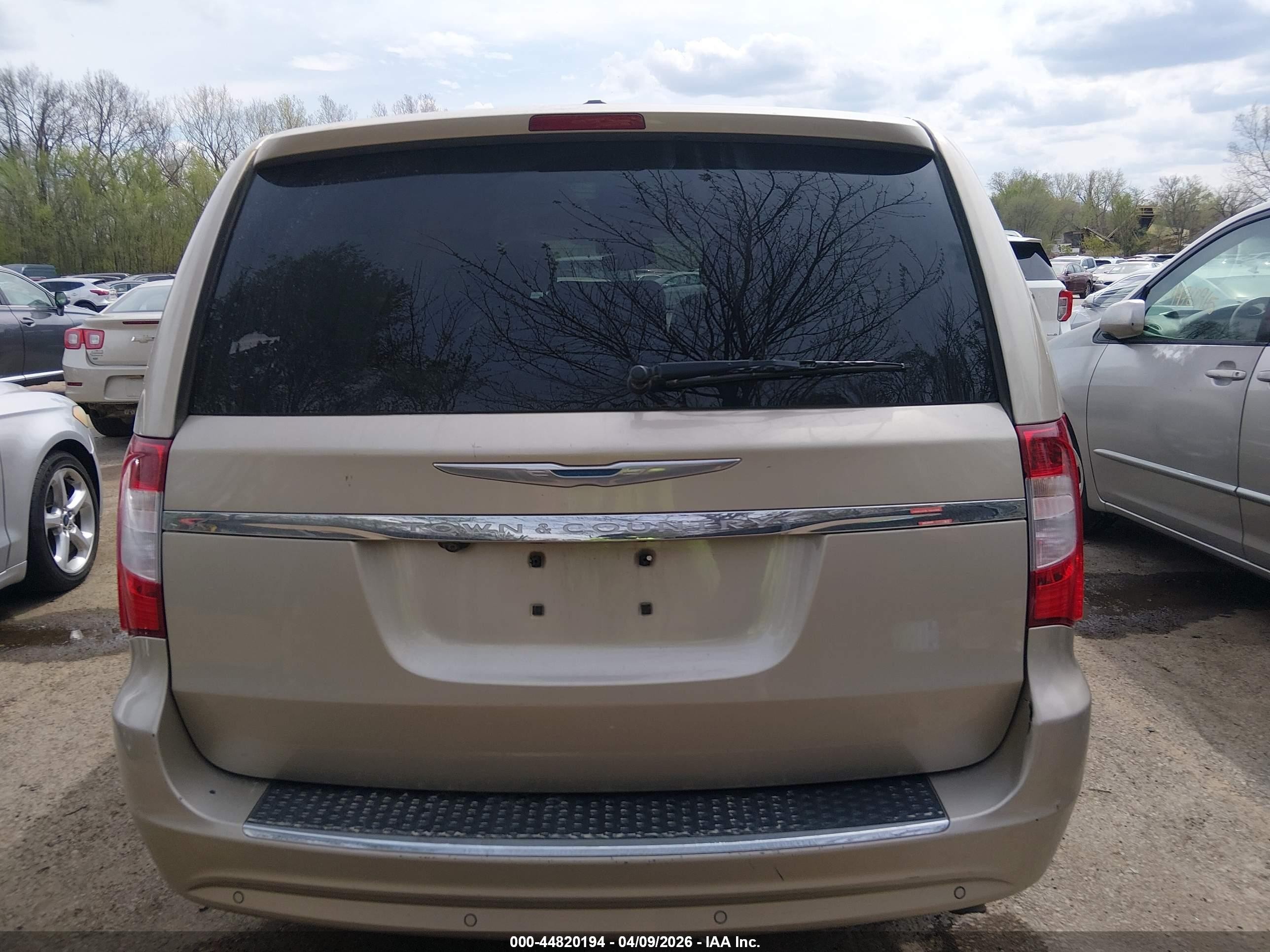2015 Chrysler Town & Country Touring-l Beige vin: 2C4RC1CG1FR526293
