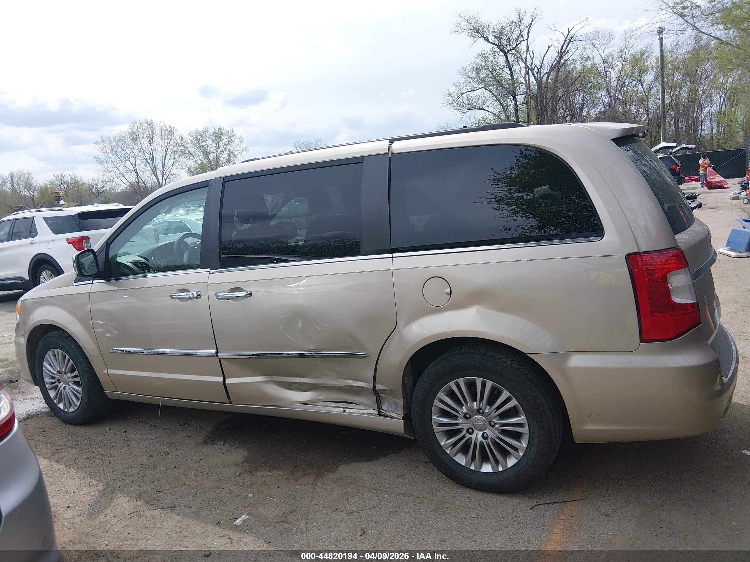 2015 Chrysler Town & Country Touring-l Beige vin: 2C4RC1CG1FR526293