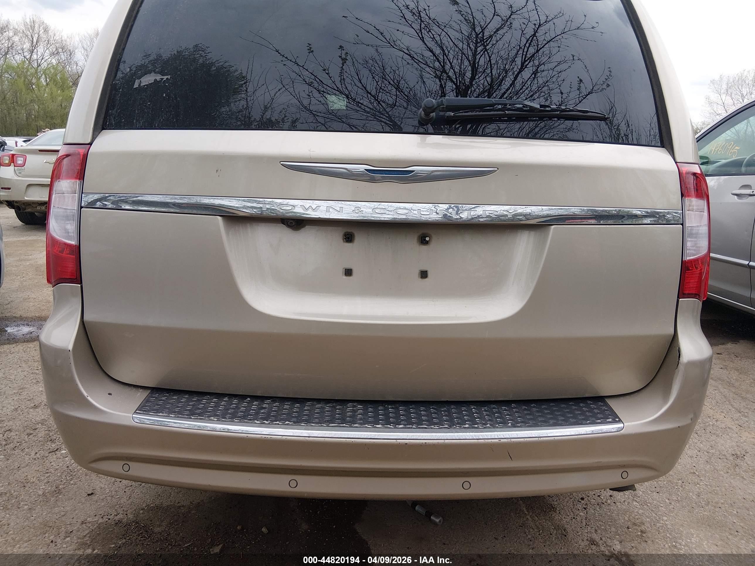 2015 Chrysler Town & Country Touring-l Beige vin: 2C4RC1CG1FR526293