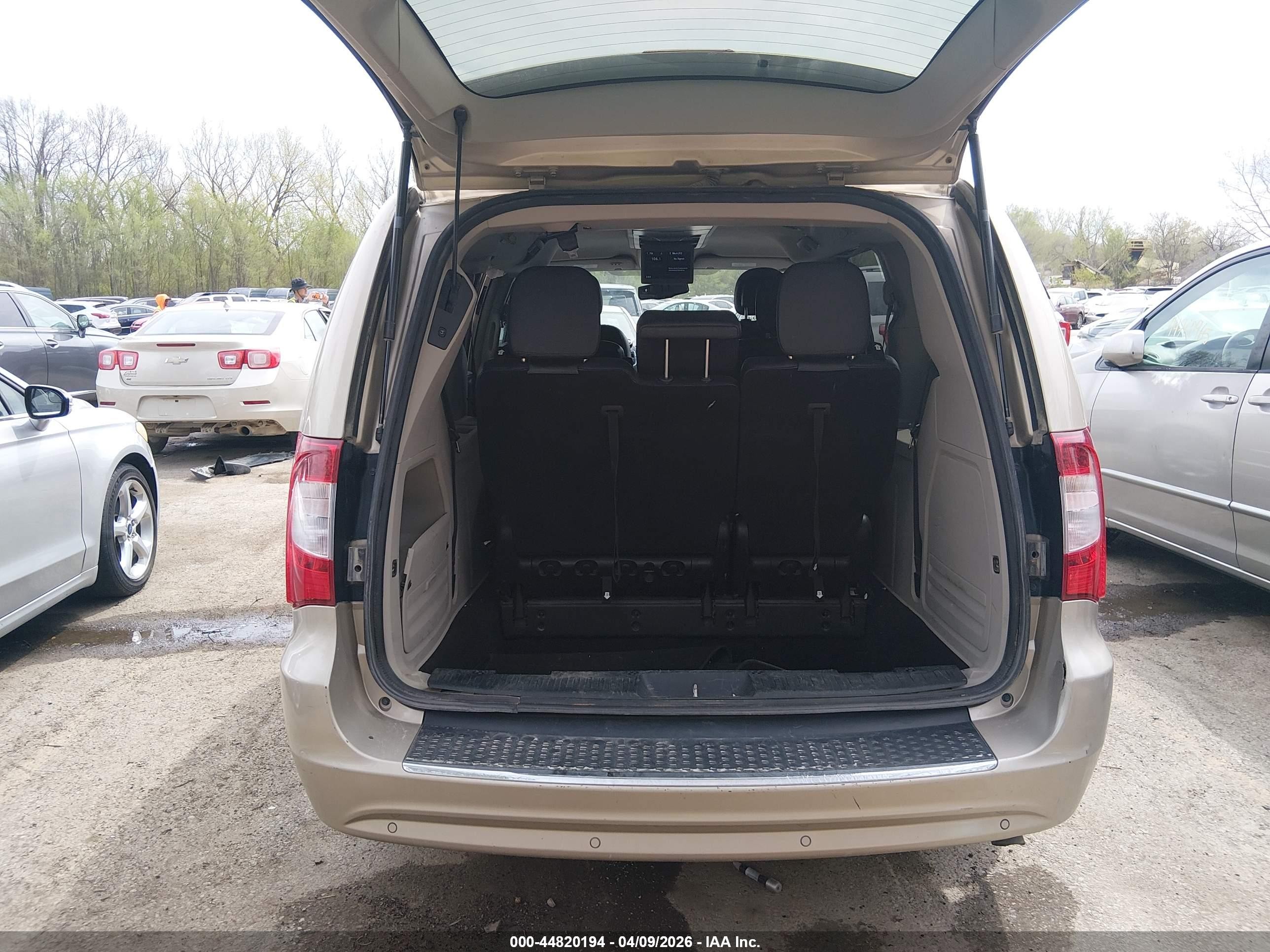 2015 Chrysler Town & Country Touring-l Beige vin: 2C4RC1CG1FR526293
