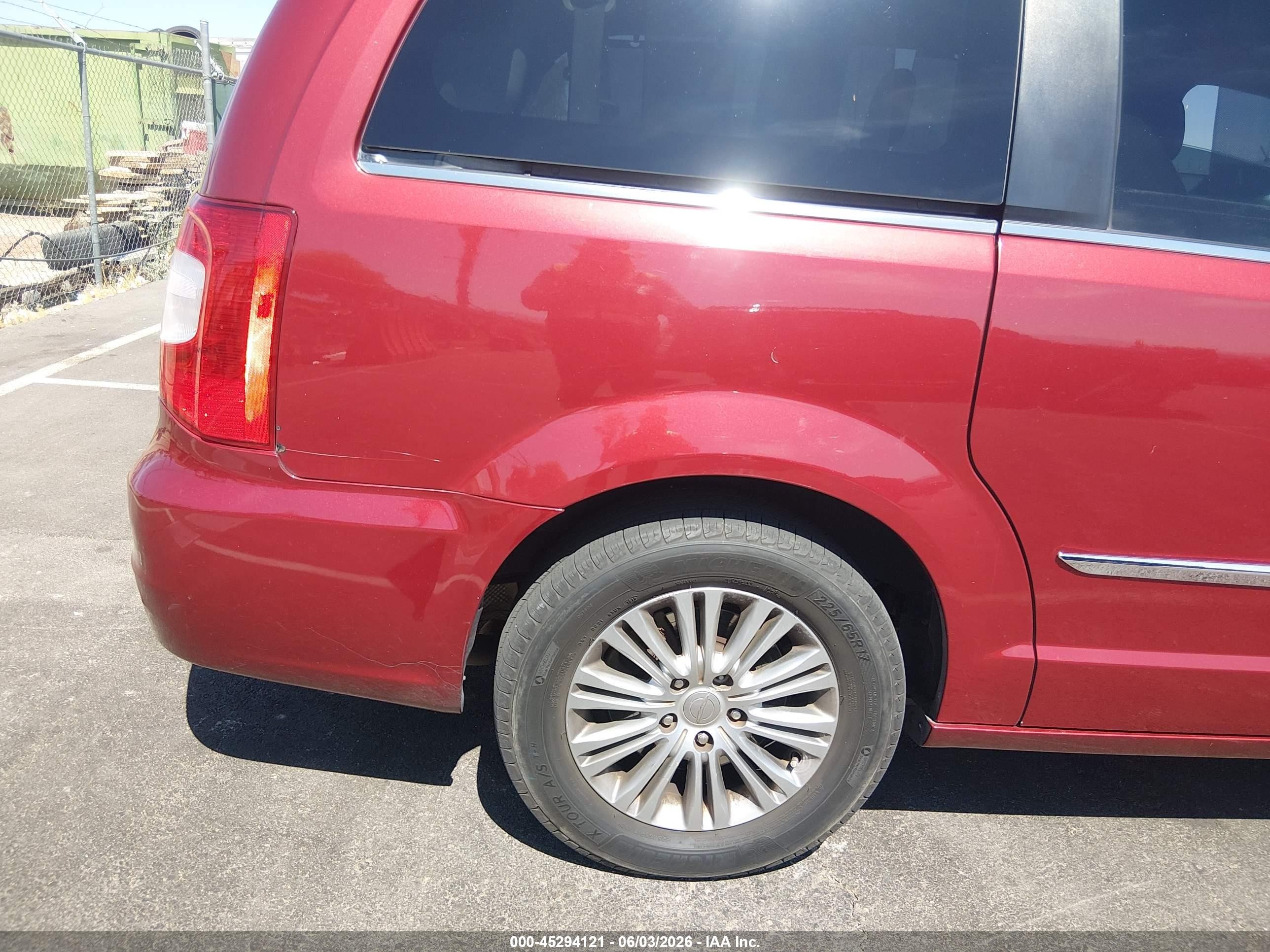 2015 Chrysler Town & Country Touring-l Красный vin: 2C4RC1CG1FR608931