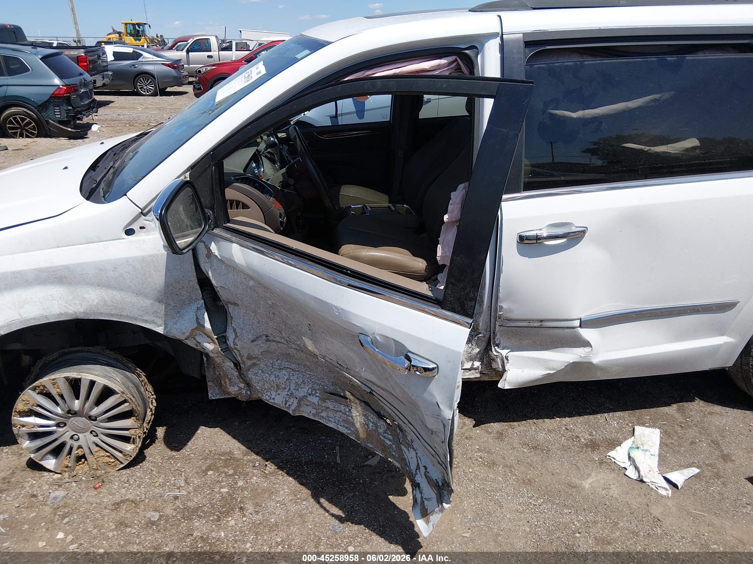2015 Chrysler Town & Country Touring-l White vin: 2C4RC1CG1FR628502