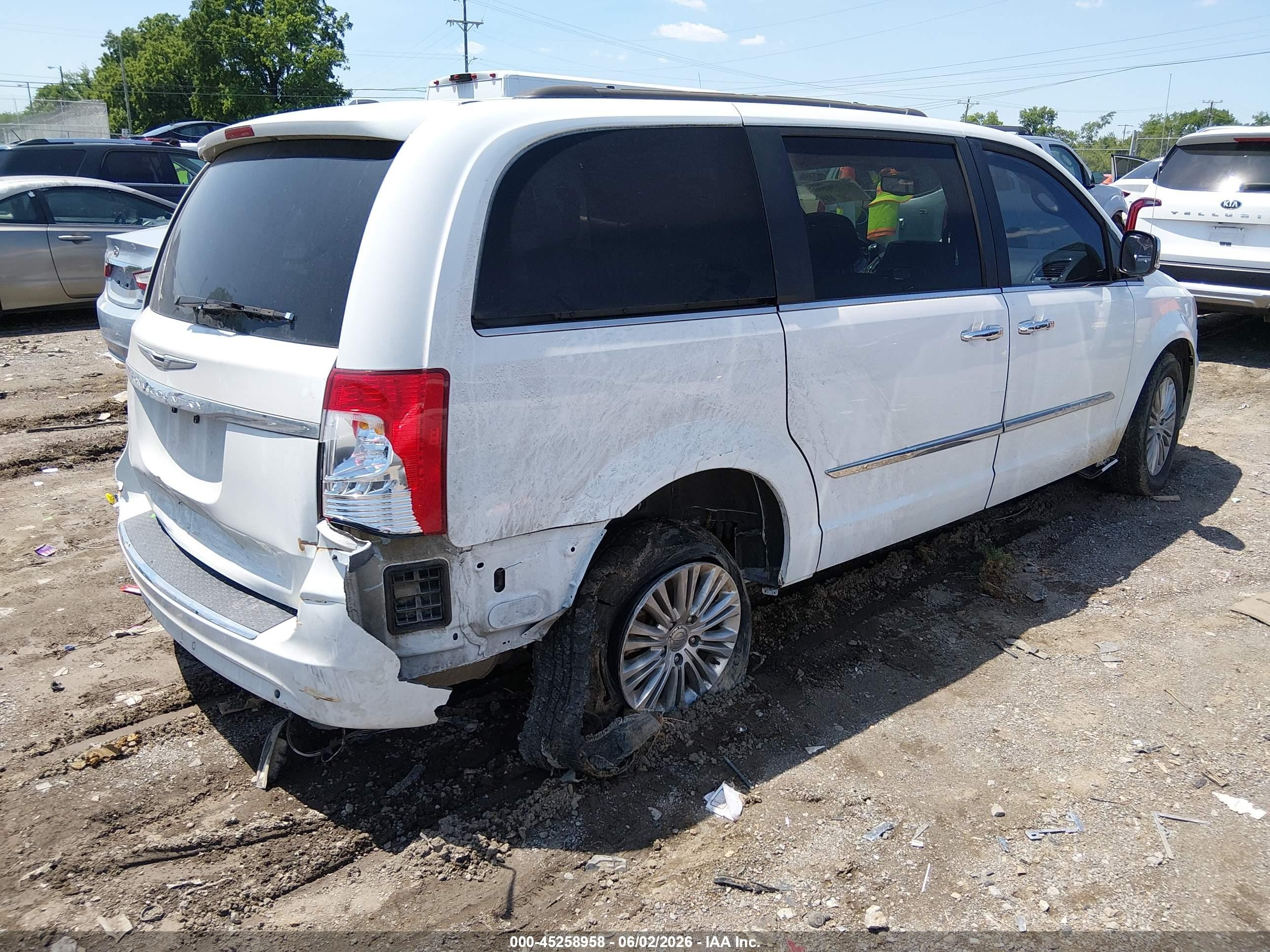 2015 Chrysler Town & Country Touring-l White vin: 2C4RC1CG1FR628502