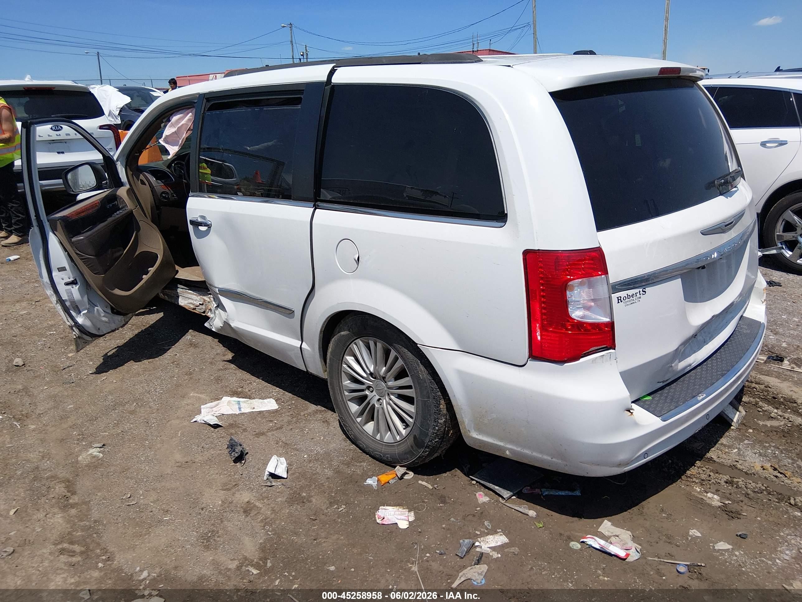 2015 Chrysler Town & Country Touring-l White vin: 2C4RC1CG1FR628502