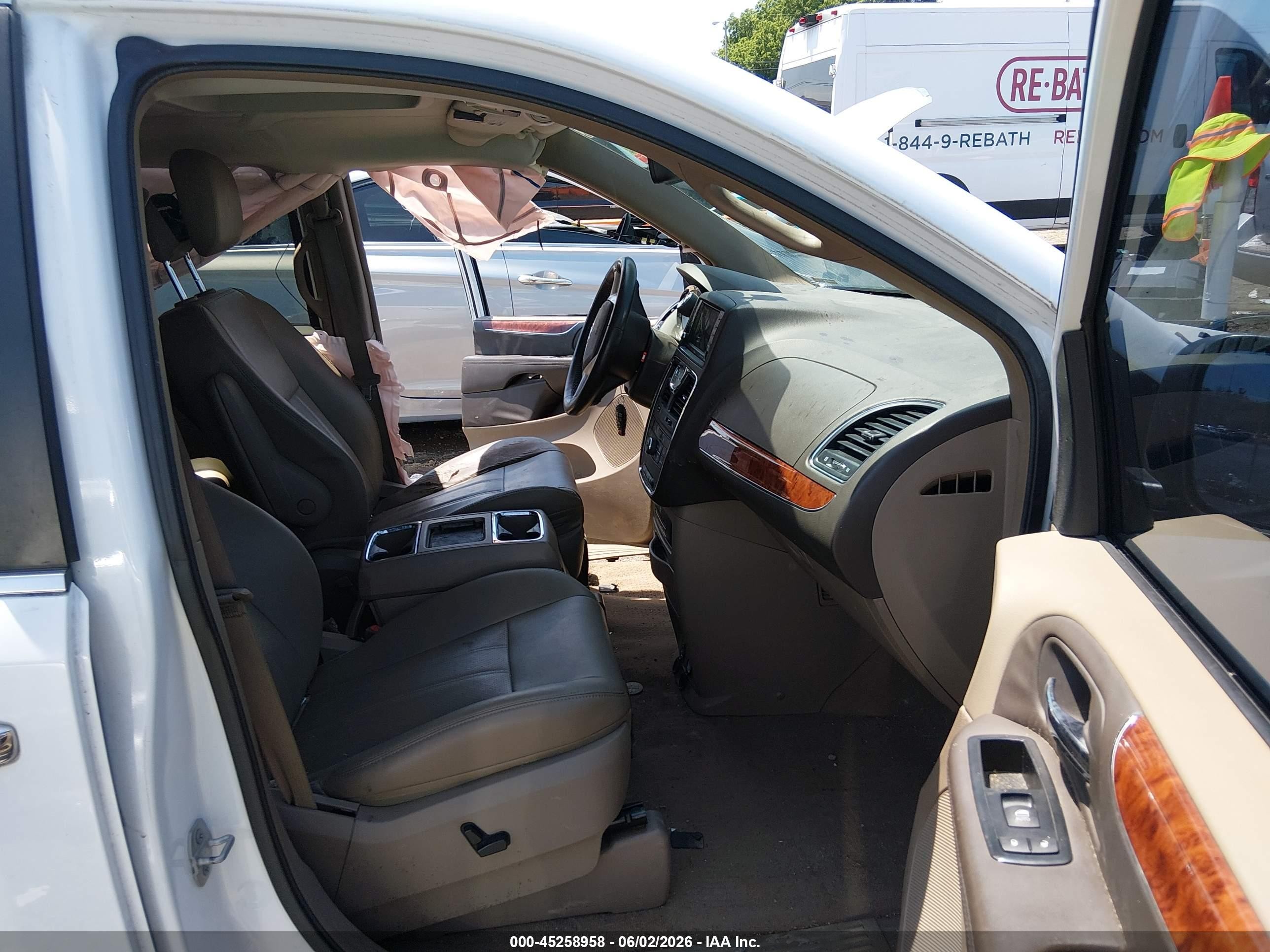 2015 Chrysler Town & Country Touring-l White vin: 2C4RC1CG1FR628502