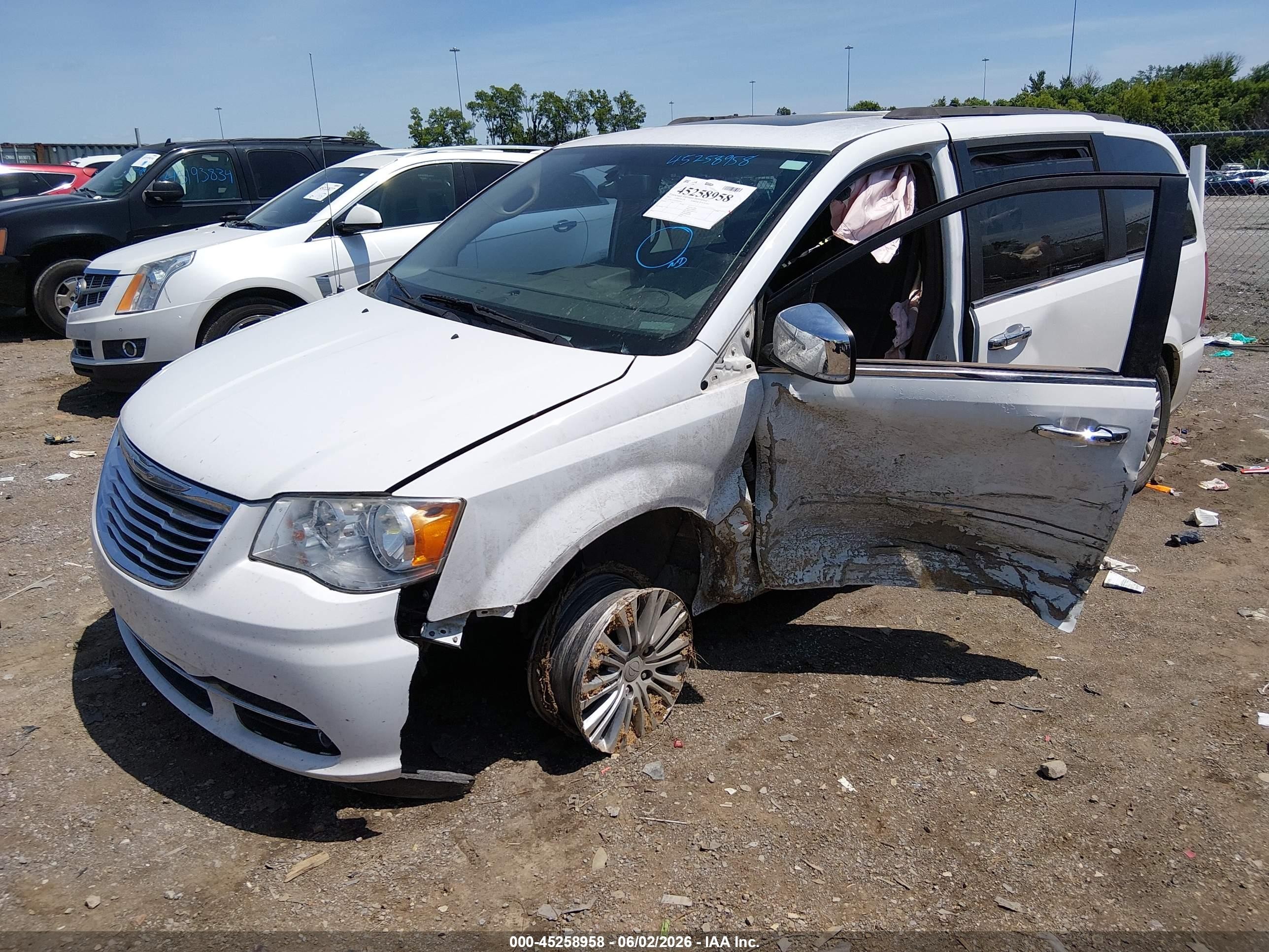2015 Chrysler Town & Country Touring-l White vin: 2C4RC1CG1FR628502