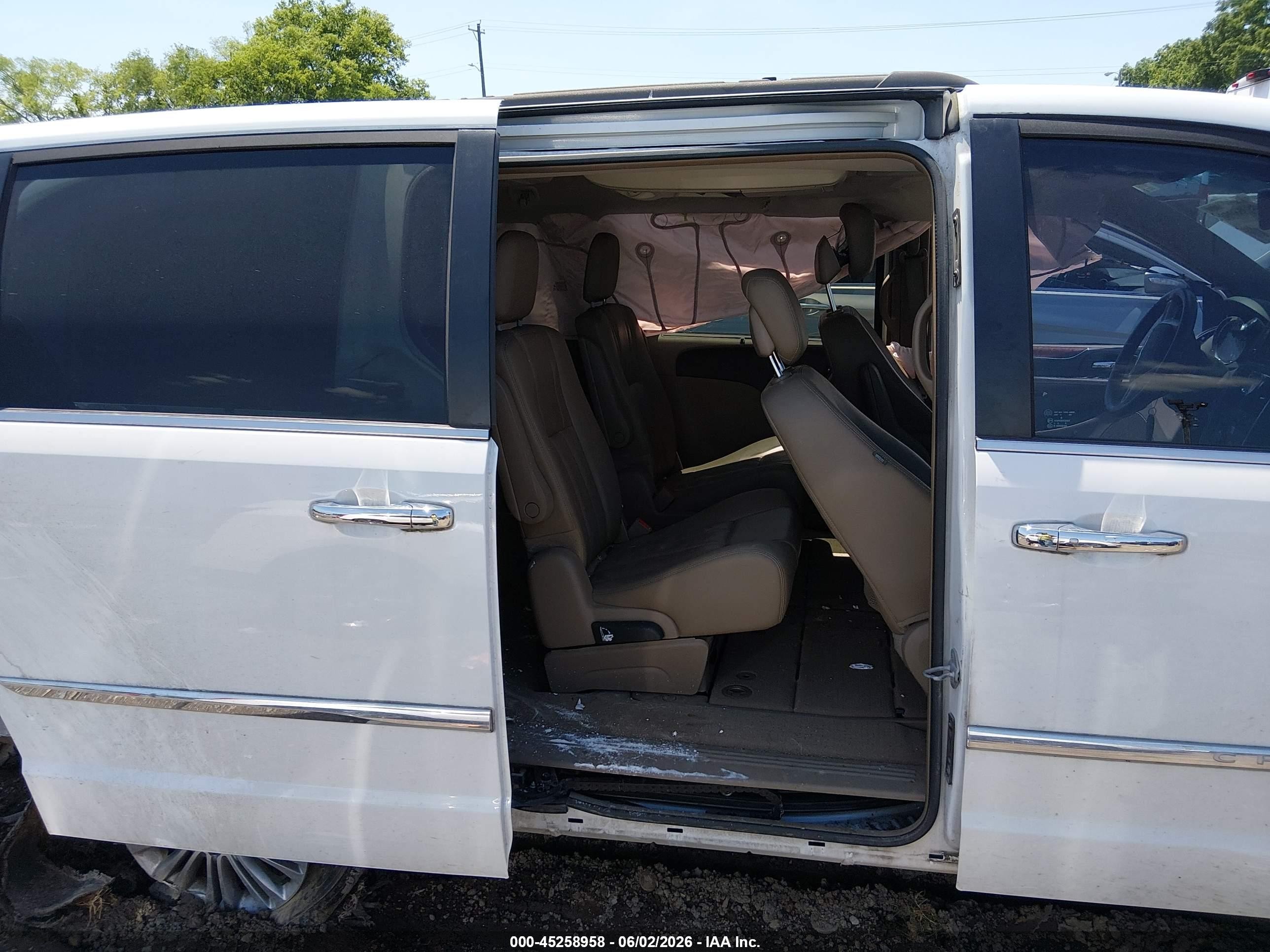 2015 Chrysler Town & Country Touring-l White vin: 2C4RC1CG1FR628502