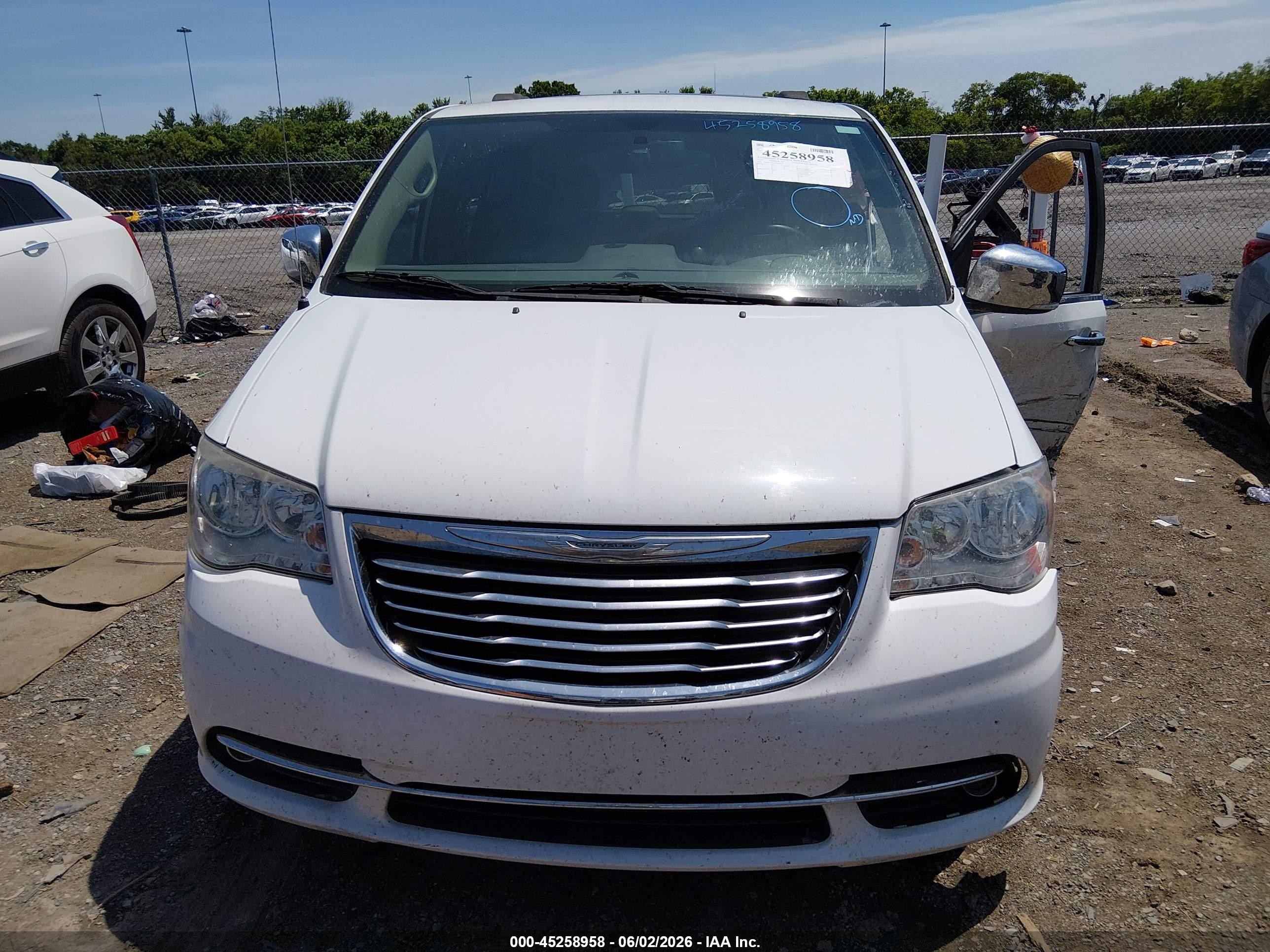 2015 Chrysler Town & Country Touring-l White vin: 2C4RC1CG1FR628502