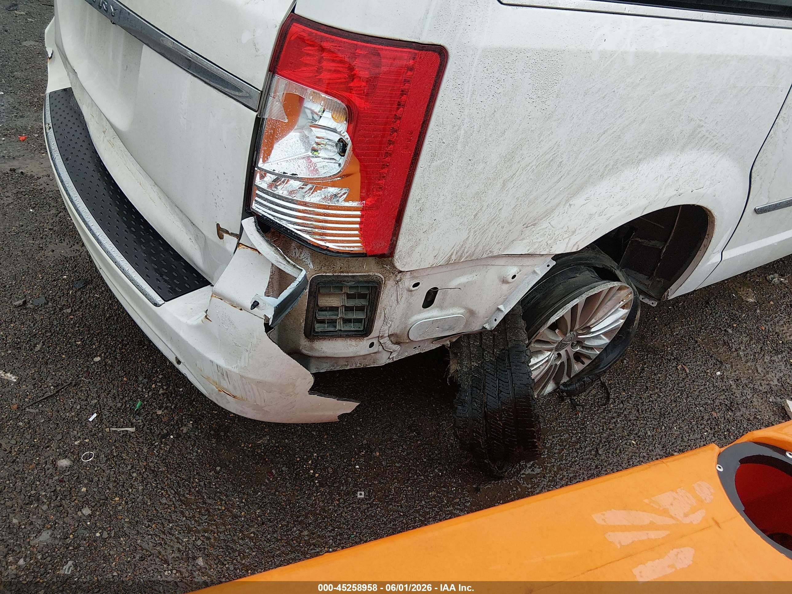 2015 Chrysler Town & Country Touring-l White vin: 2C4RC1CG1FR628502