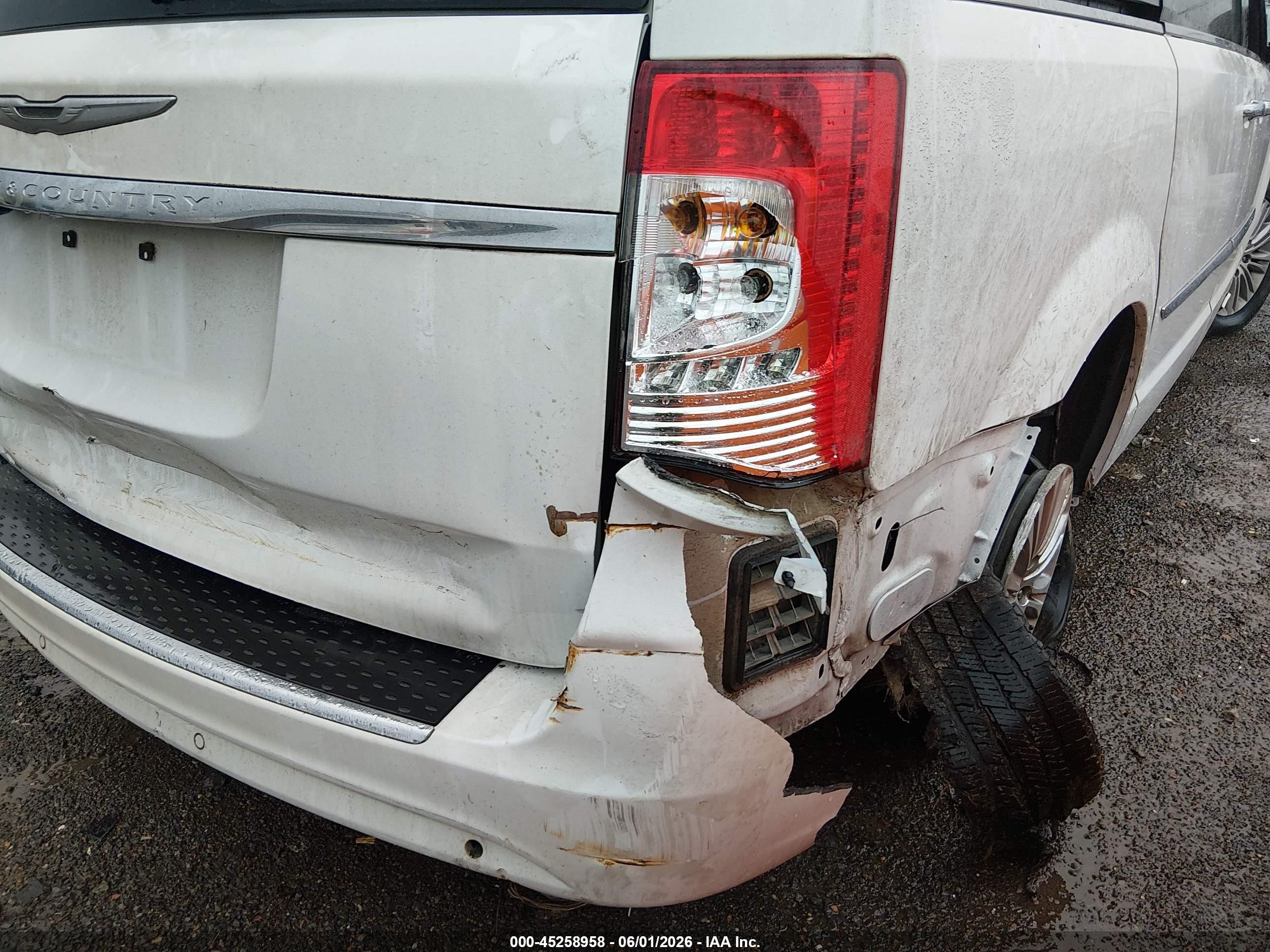 2015 Chrysler Town & Country Touring-l White vin: 2C4RC1CG1FR628502