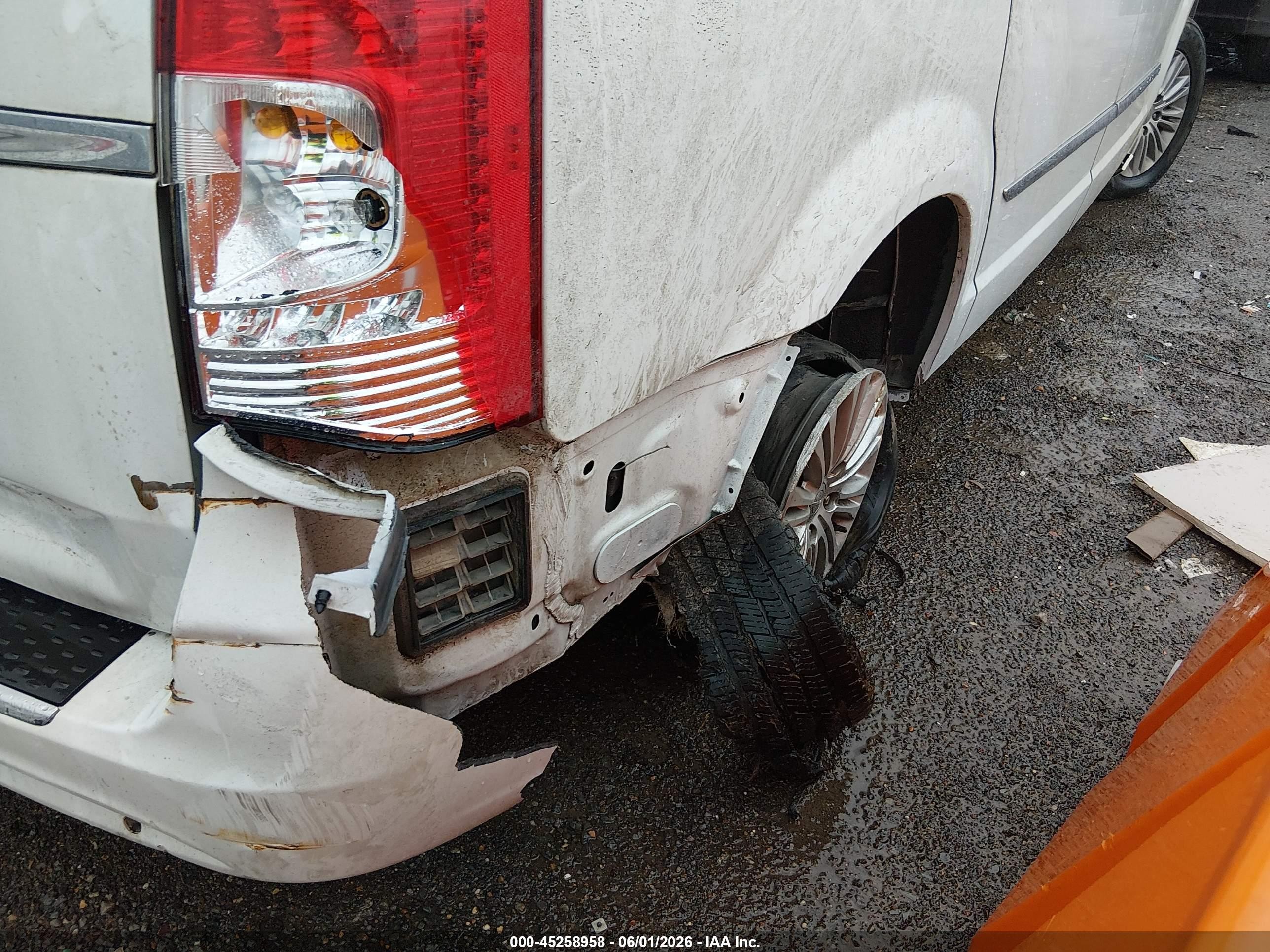 2015 Chrysler Town & Country Touring-l White vin: 2C4RC1CG1FR628502