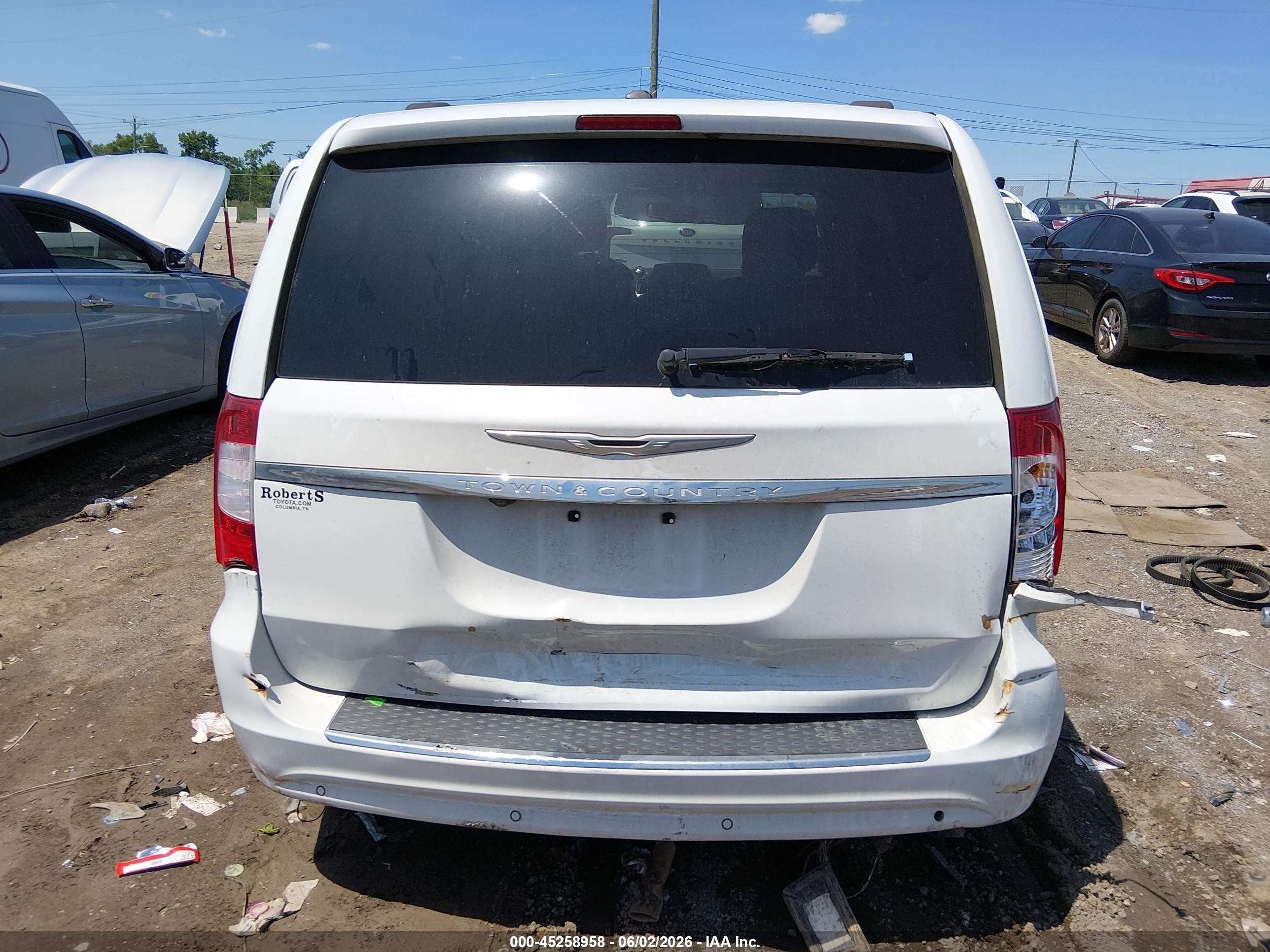 2015 Chrysler Town & Country Touring-l White vin: 2C4RC1CG1FR628502