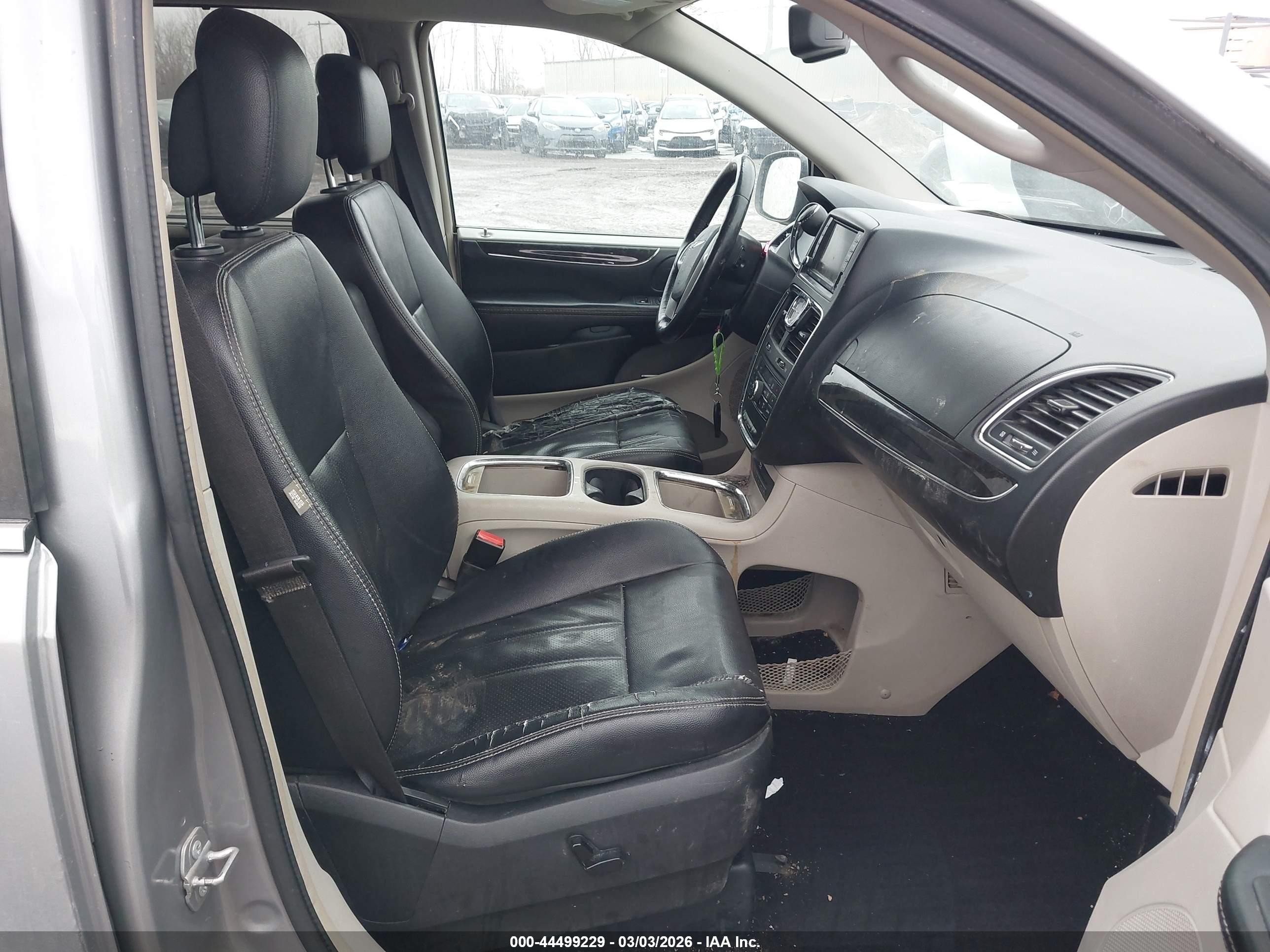 2015 Chrysler Town & Country Touring-l Silver vin: 2C4RC1CG1FR661211