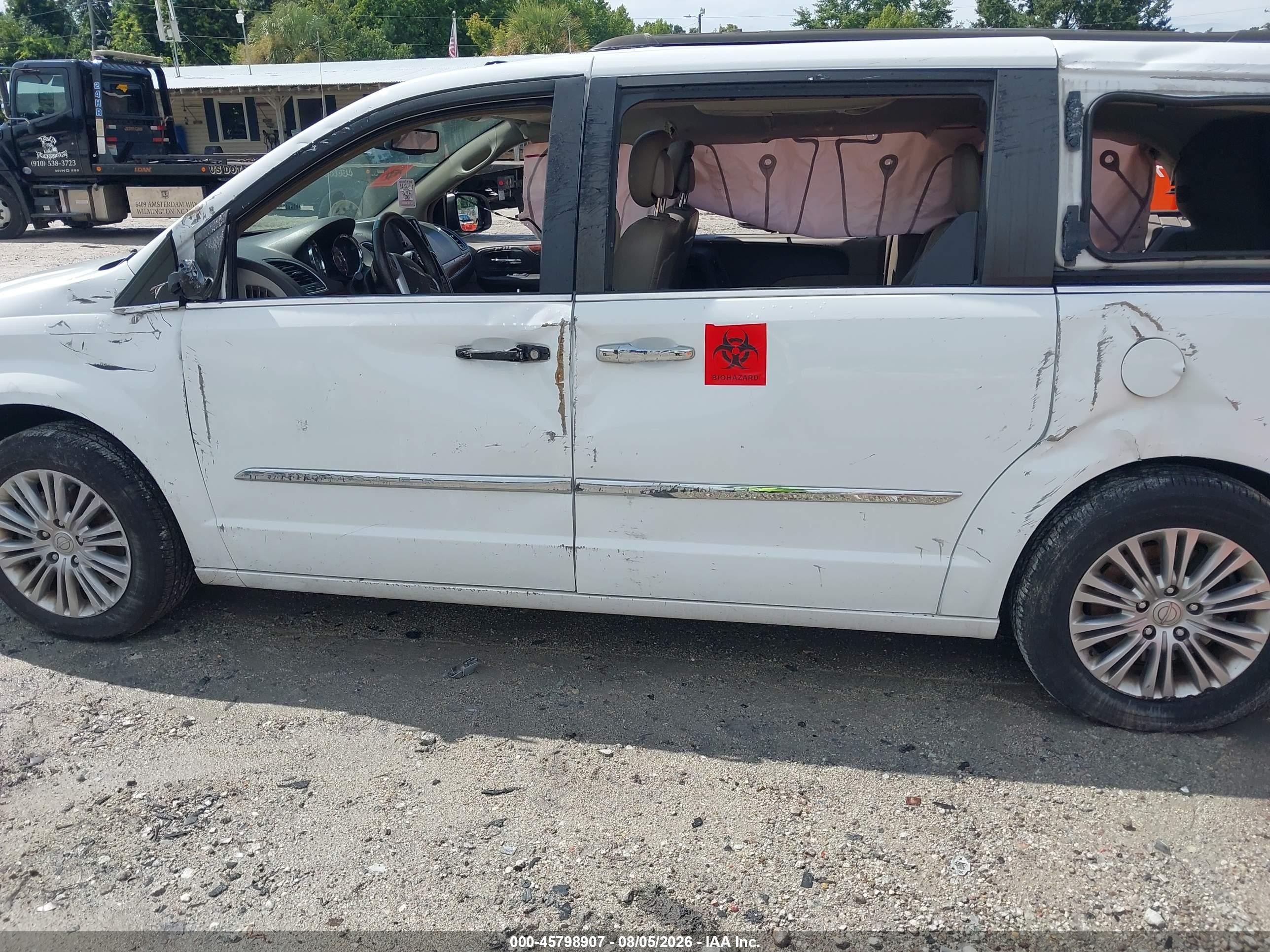 2016 Chrysler Town & Country Touring-l Anniversary Edition White vin: 2C4RC1CG1GR223421