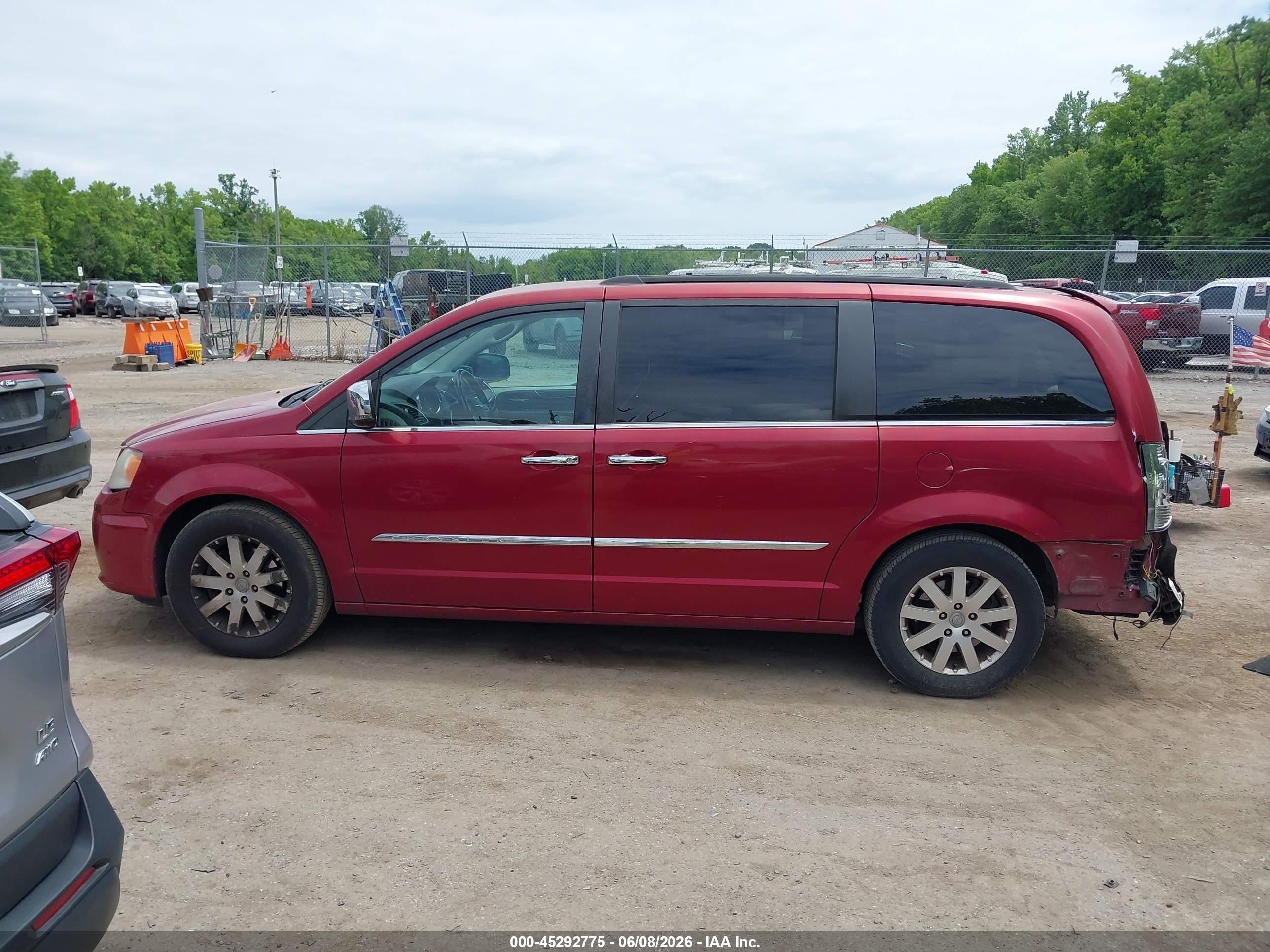 2012 Chrysler Town & Country Touring-l Red vin: 2C4RC1CG2CR270029
