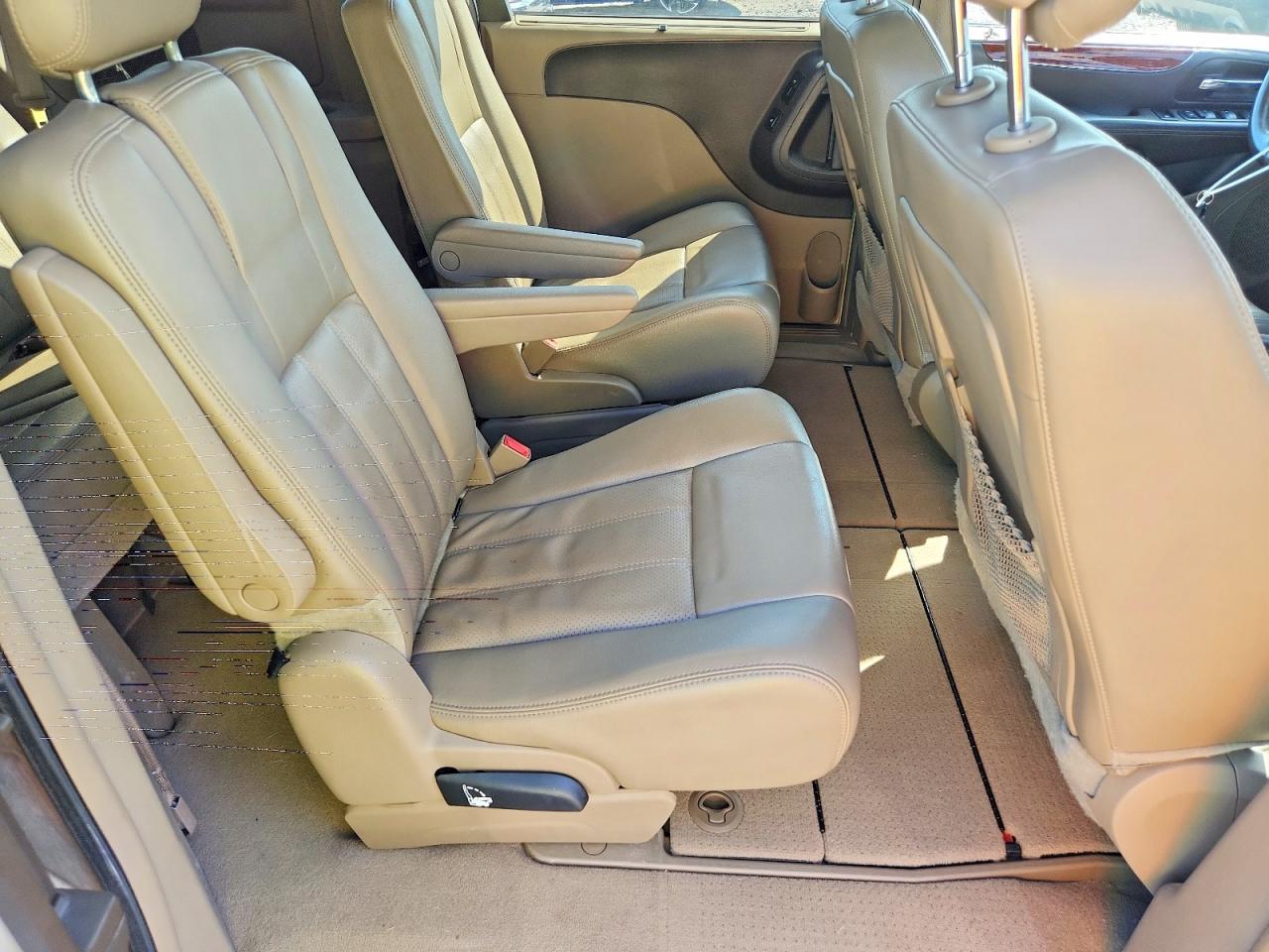 2013 Chrysler Town & Country Touring L Tan vin: 2C4RC1CG2DR558022