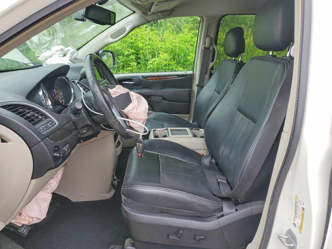2013 Chrysler Town & Country Touring L White vin: 2C4RC1CG2DR559090