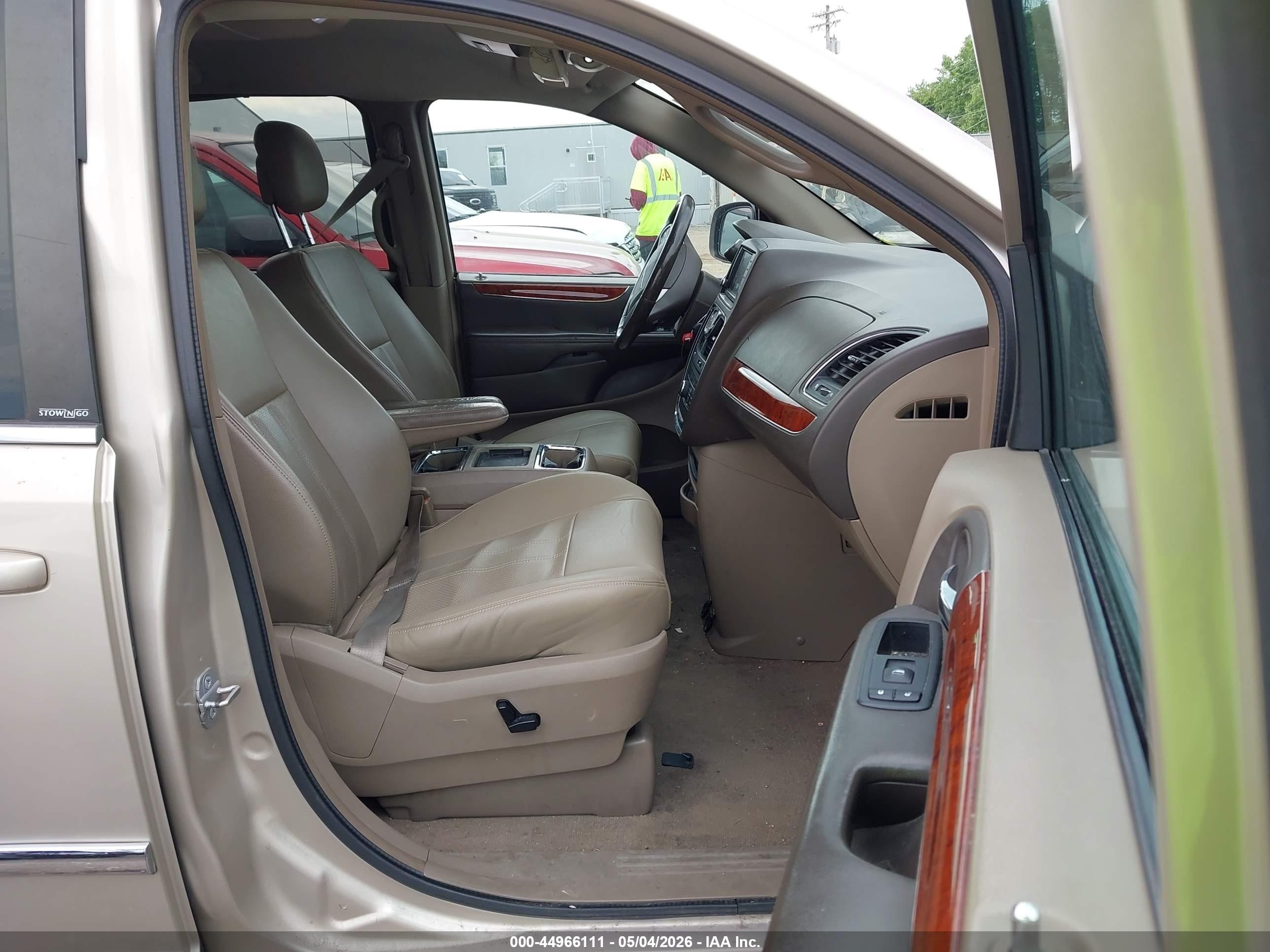 2014 Chrysler Town & Country Touring-l Gold vin: 2C4RC1CG2ER231654