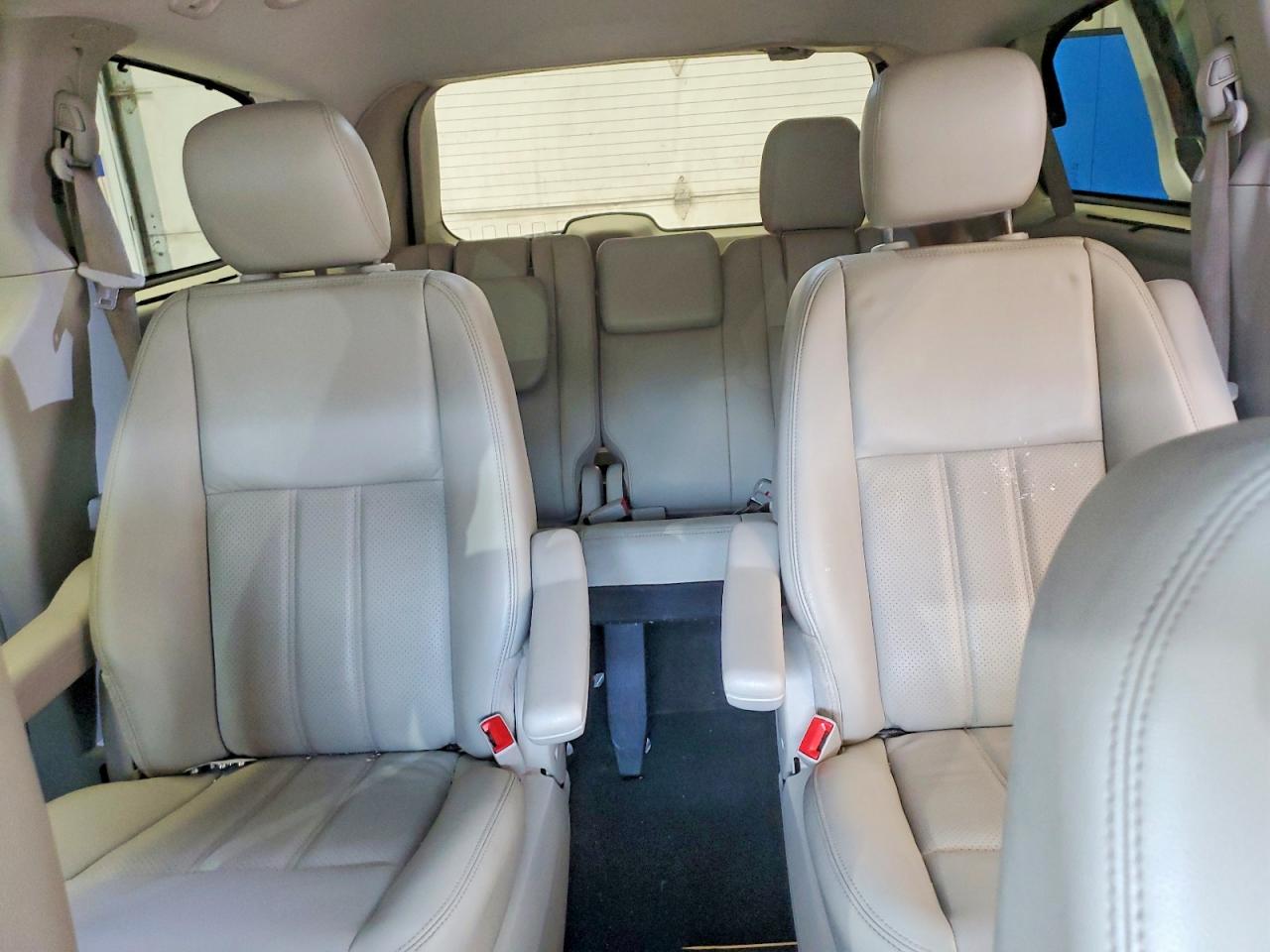 2015 Chrysler Town & Country Touring L White vin: 2C4RC1CG2FR699059