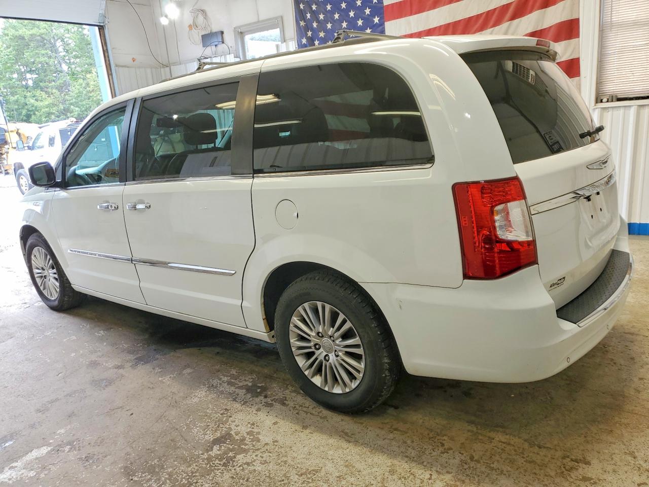 2015 Chrysler Town & Country Touring L White vin: 2C4RC1CG2FR699059