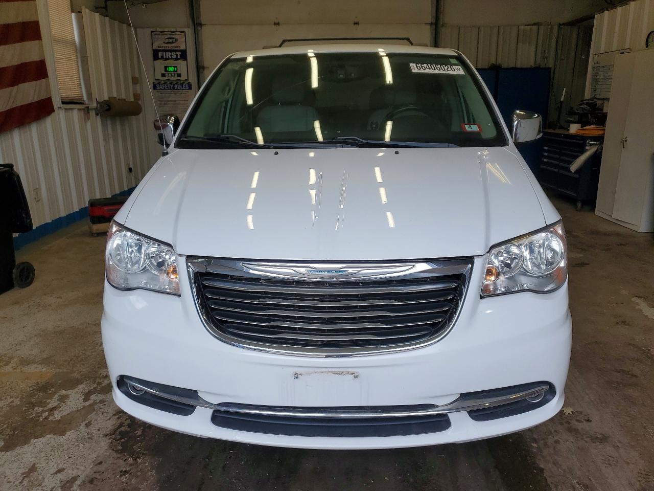 2015 Chrysler Town & Country Touring L White vin: 2C4RC1CG2FR699059
