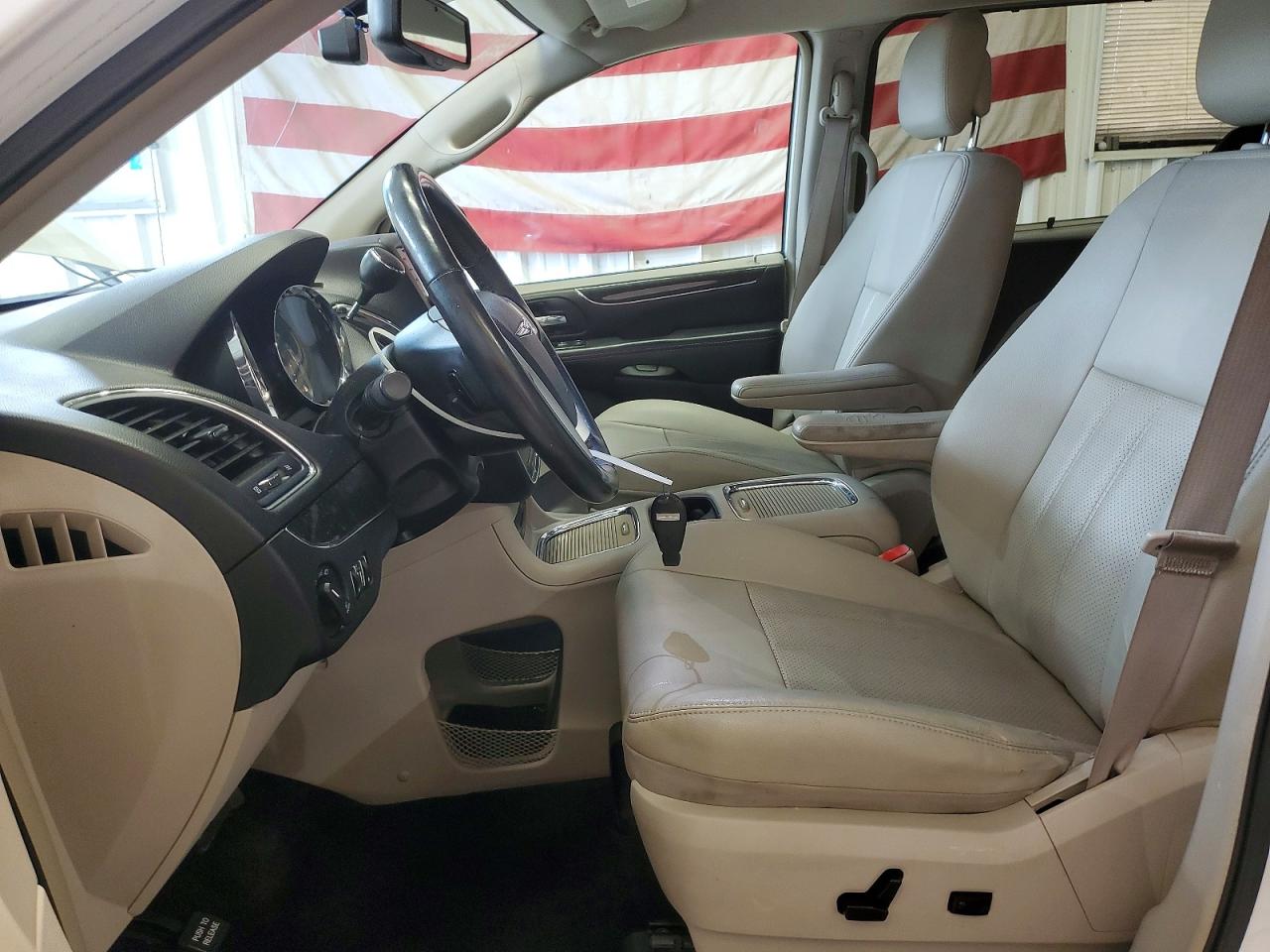 2015 Chrysler Town & Country Touring L White vin: 2C4RC1CG2FR699059