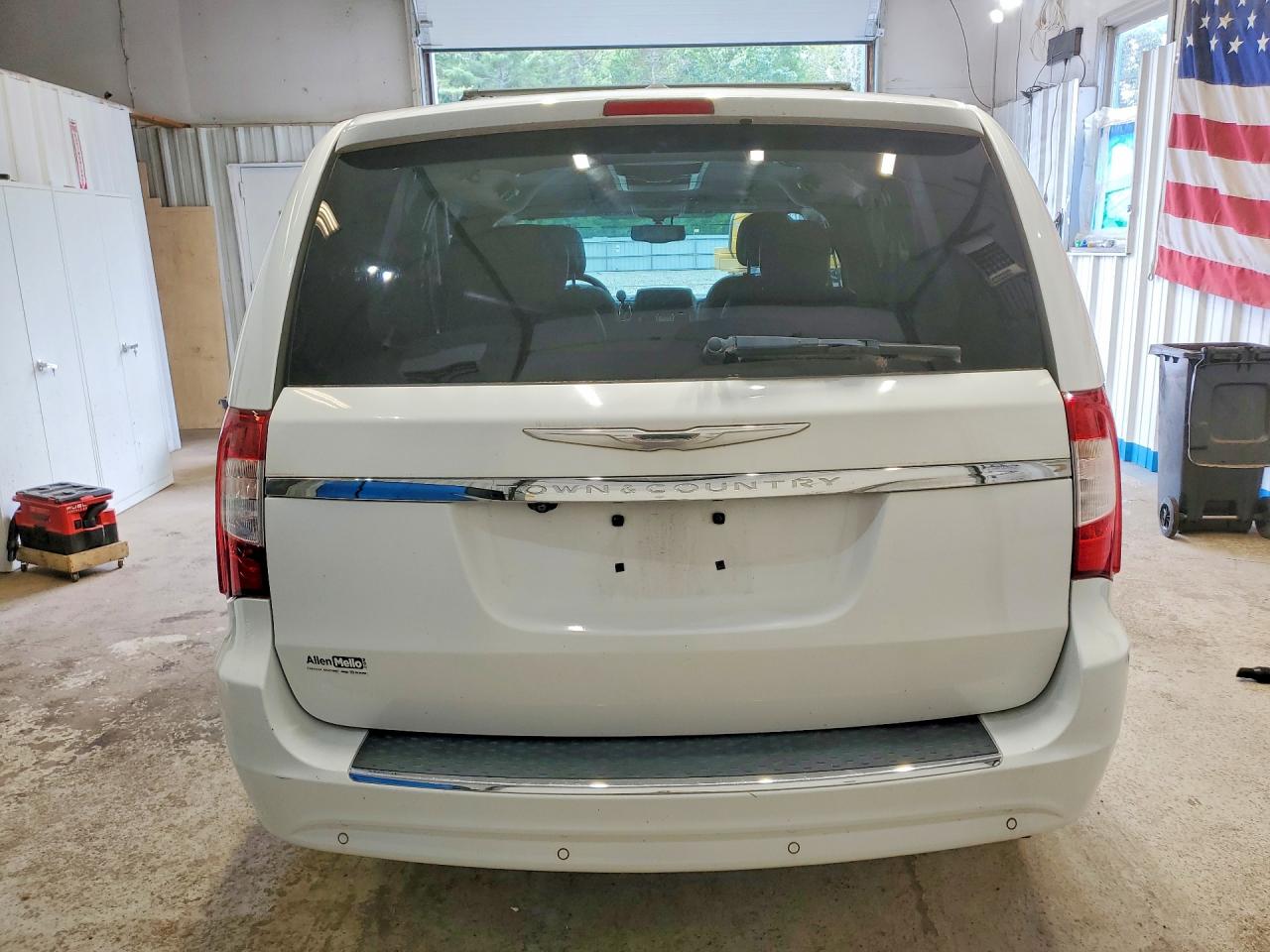 2015 Chrysler Town & Country Touring L White vin: 2C4RC1CG2FR699059