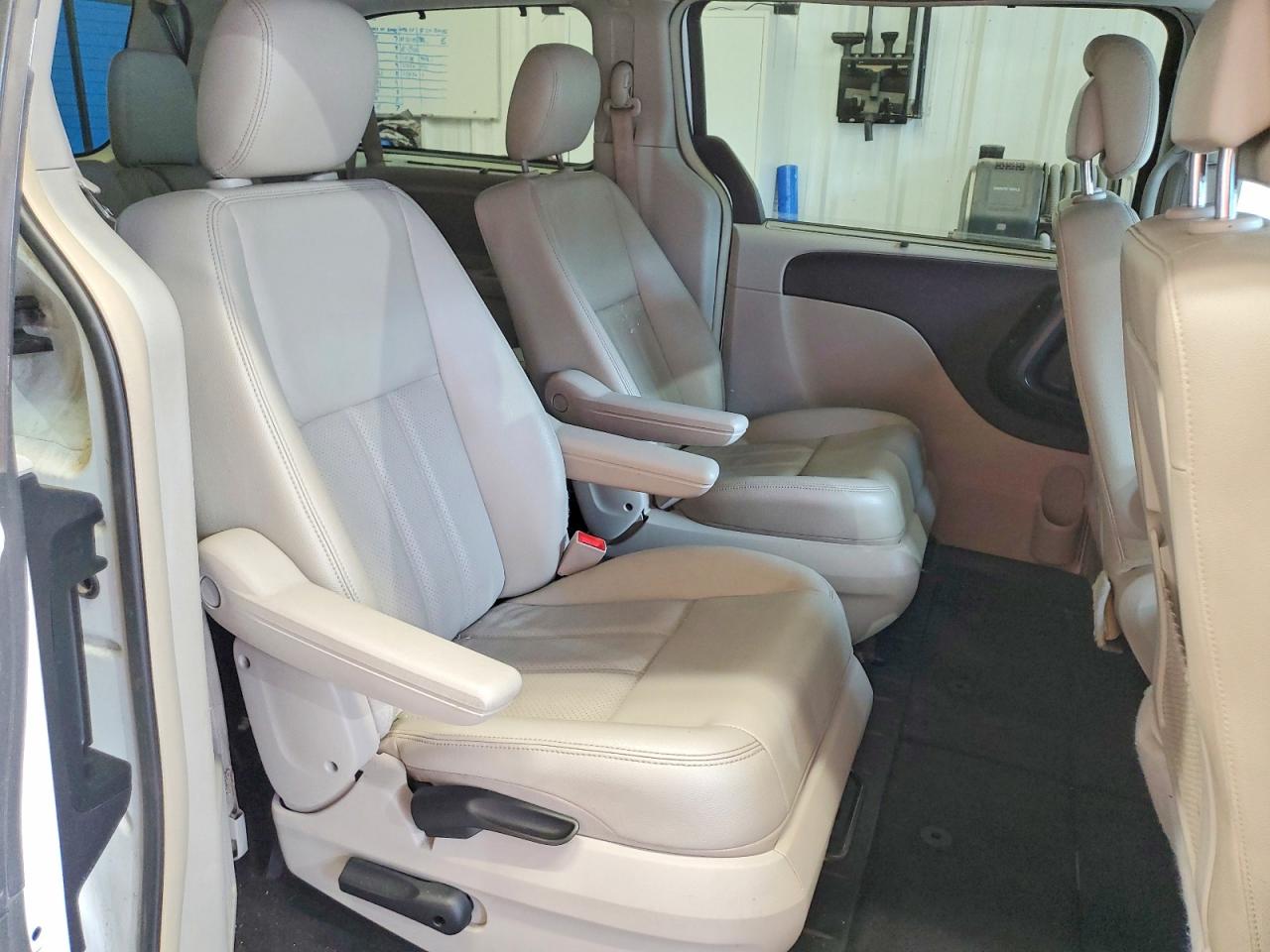 2015 Chrysler Town & Country Touring L White vin: 2C4RC1CG2FR699059