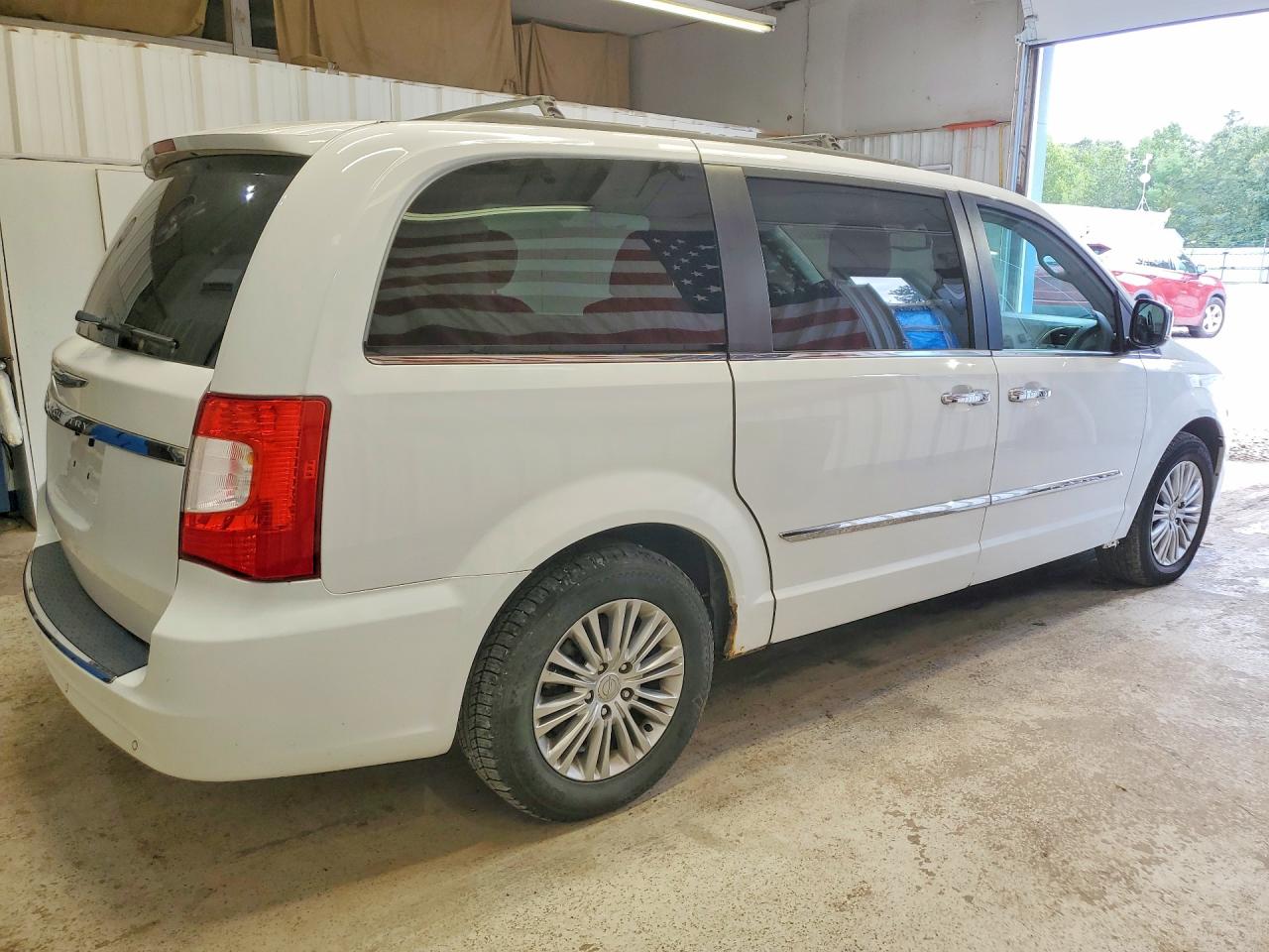 2015 Chrysler Town & Country Touring L White vin: 2C4RC1CG2FR699059