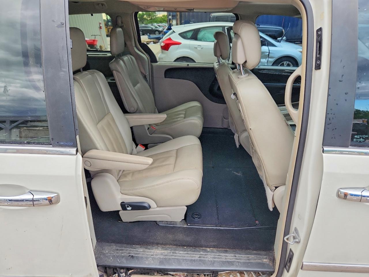2012 Chrysler Town & Country Touring L White vin: 2C4RC1CG3CR171056