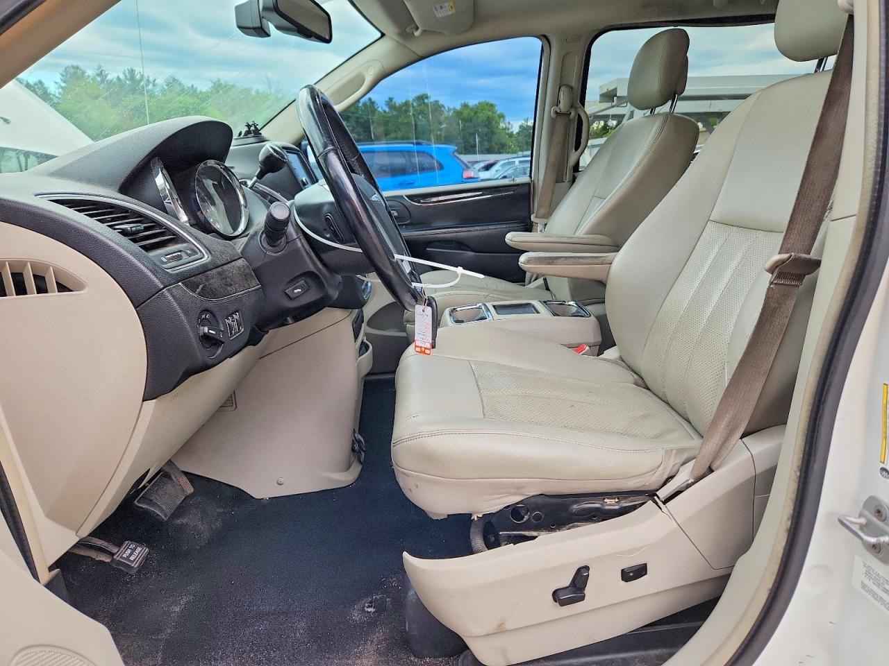 2012 Chrysler Town & Country Touring L White vin: 2C4RC1CG3CR171056