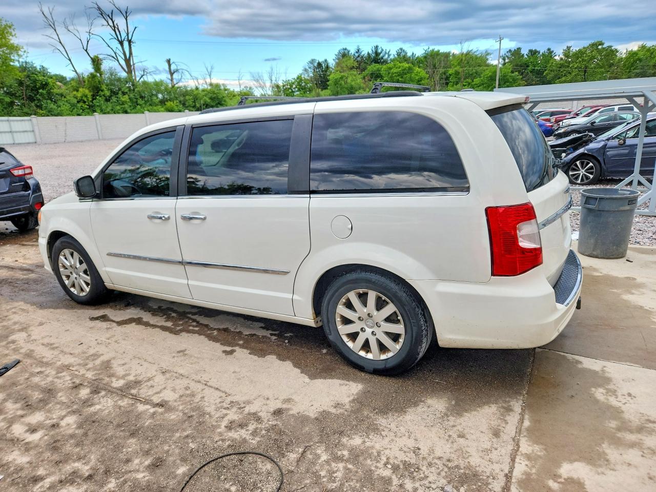 2012 Chrysler Town & Country Touring L White vin: 2C4RC1CG3CR171056