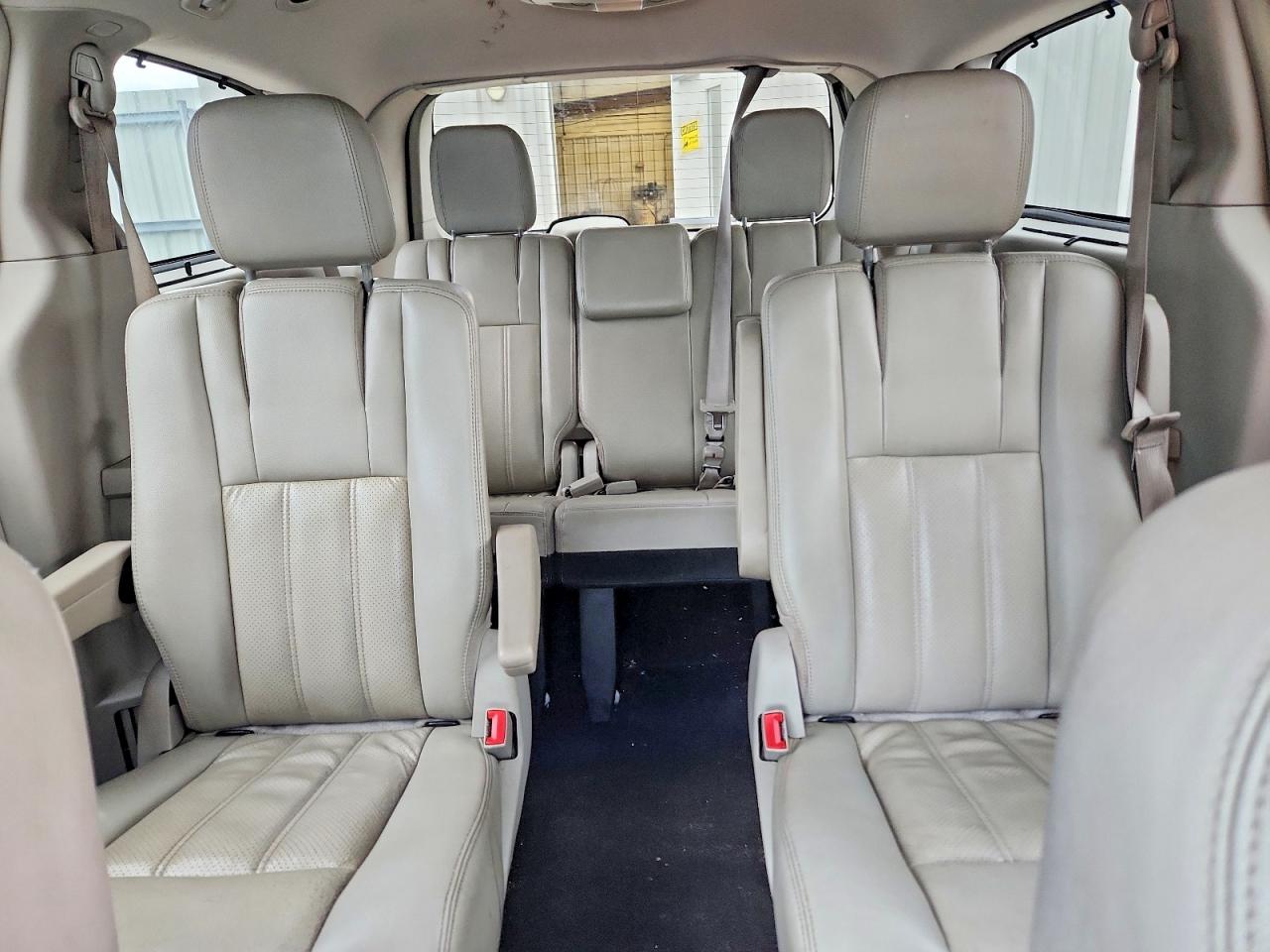 2012 Chrysler Town & Country Touring L White vin: 2C4RC1CG3CR171056