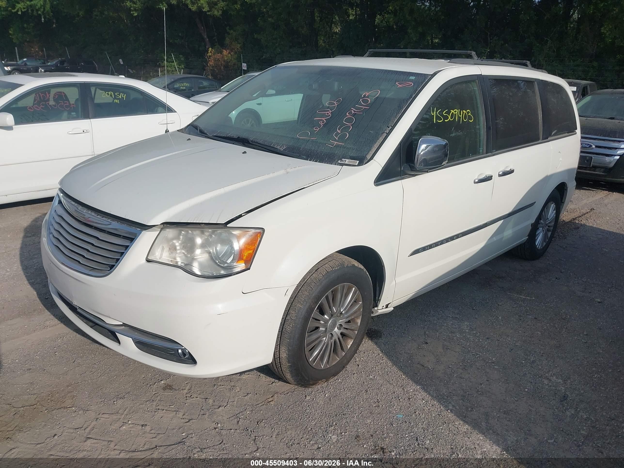2013 Chrysler Town & Country Touring-l White vin: 2C4RC1CG3DR651812