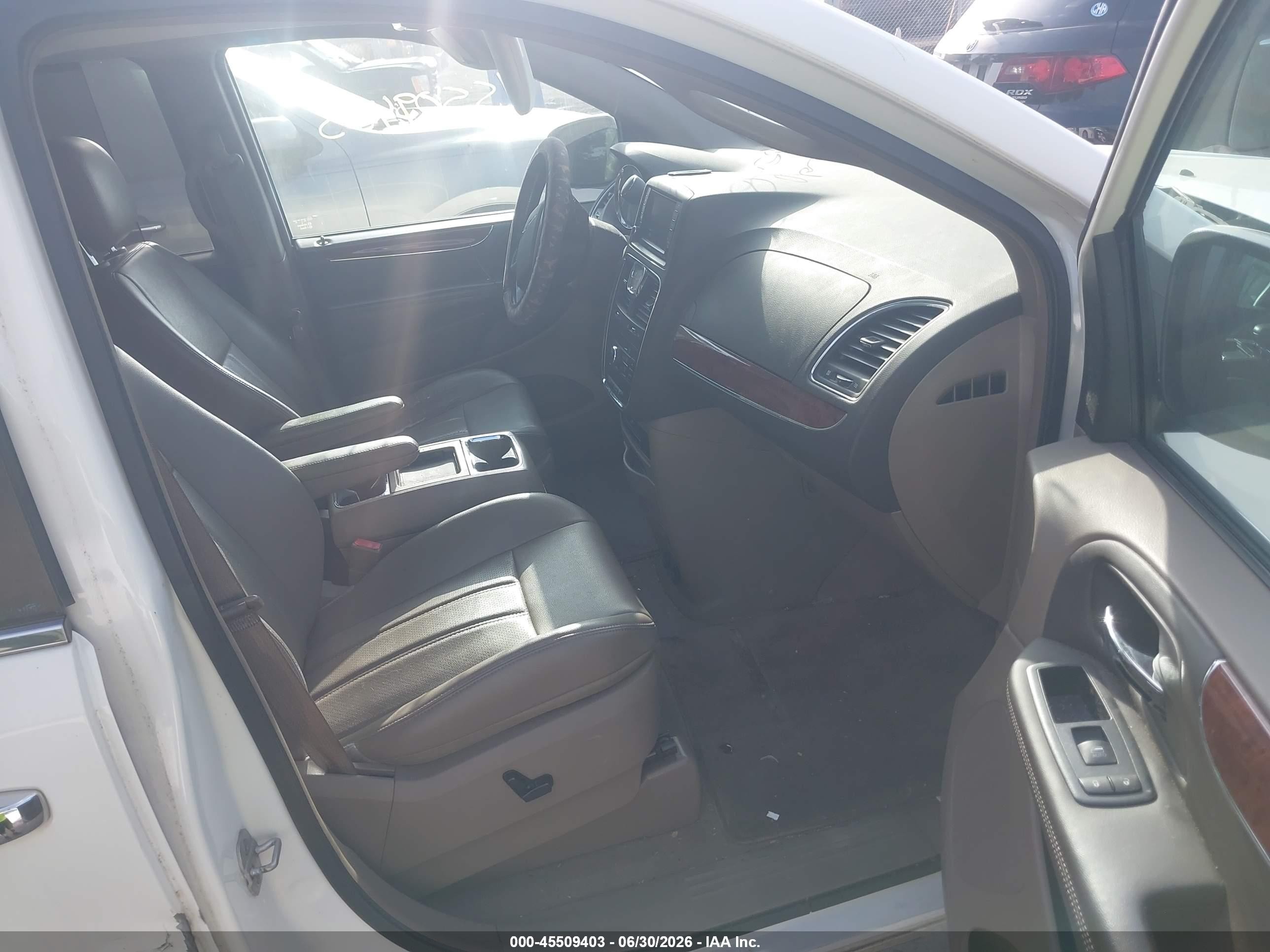 2013 Chrysler Town & Country Touring-l White vin: 2C4RC1CG3DR651812