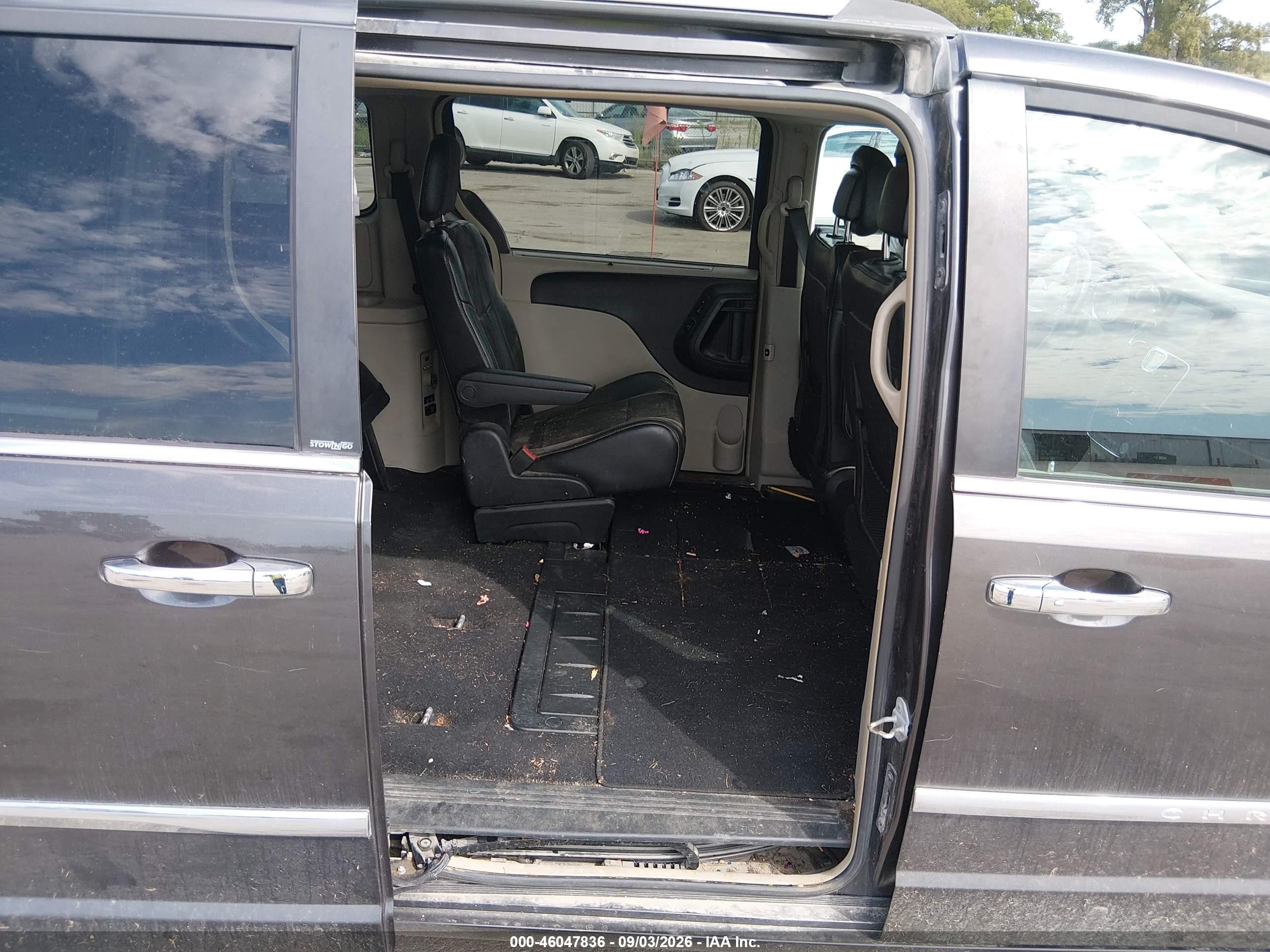 2014 Chrysler Town & Country Touring-l 30th Anniversary Beige vin: 2C4RC1CG3ER224695