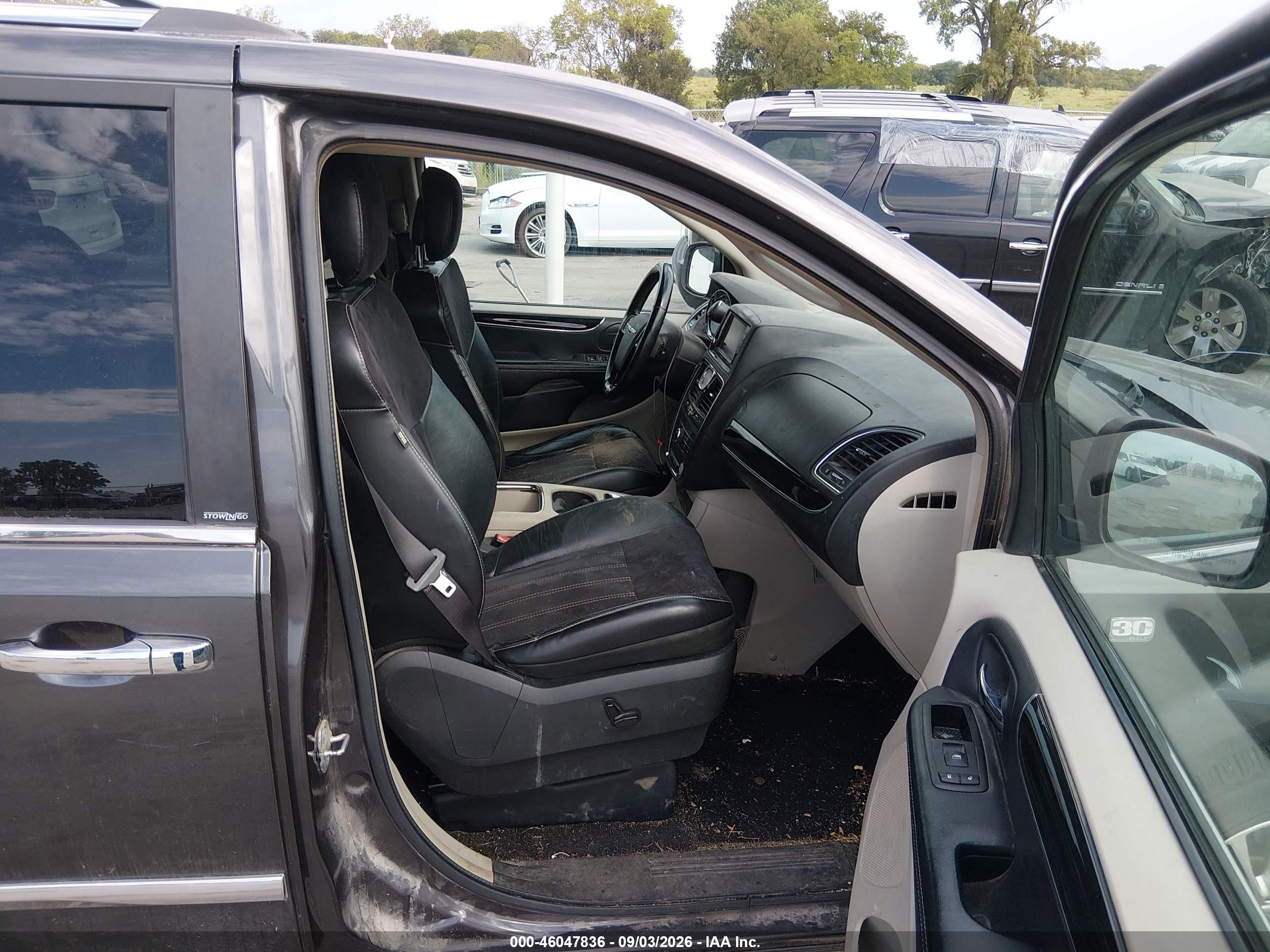 2014 Chrysler Town & Country Touring-l 30th Anniversary Beige vin: 2C4RC1CG3ER224695