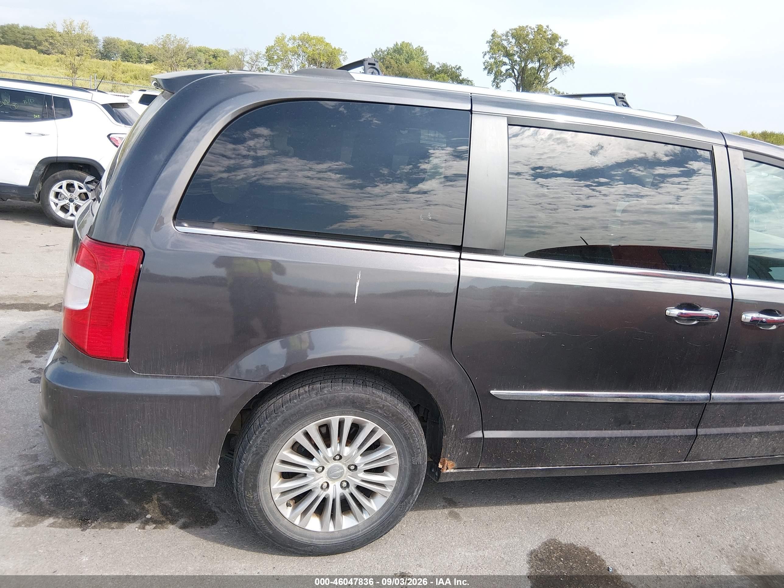 2014 Chrysler Town & Country Touring-l 30th Anniversary Beige vin: 2C4RC1CG3ER224695