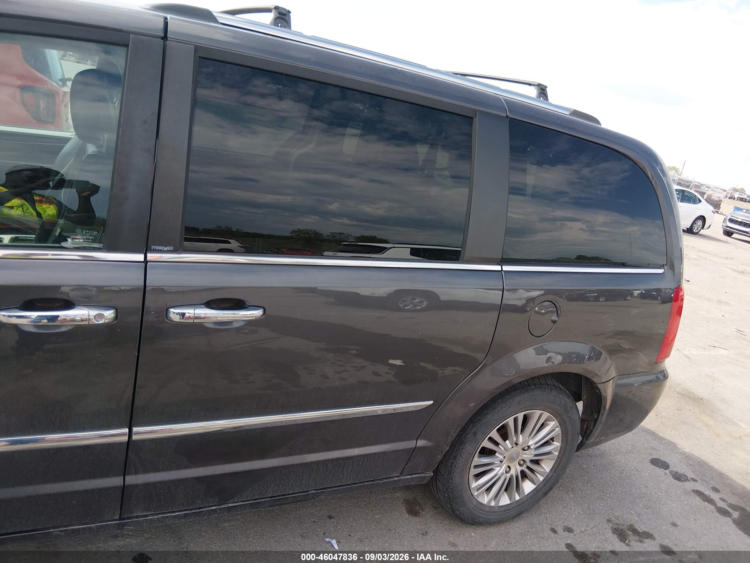 2014 Chrysler Town & Country Touring-l 30th Anniversary Beige vin: 2C4RC1CG3ER224695
