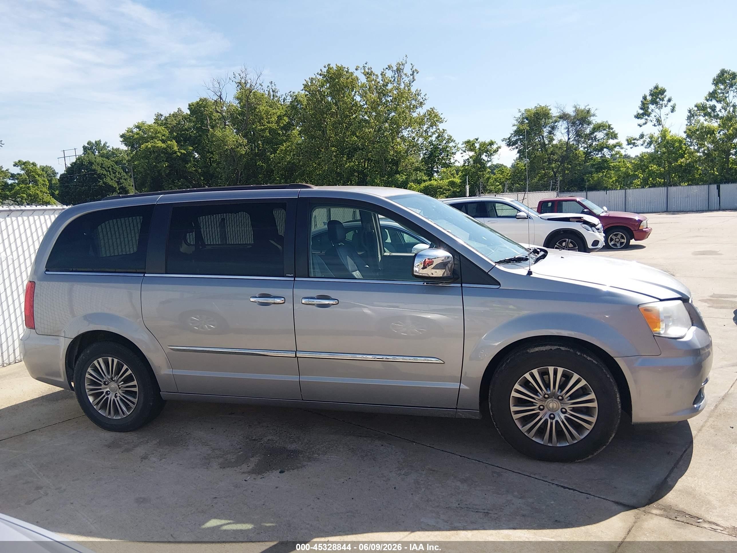 2014 Chrysler Town & Country Touring-l Silver vin: 2C4RC1CG3ER234353