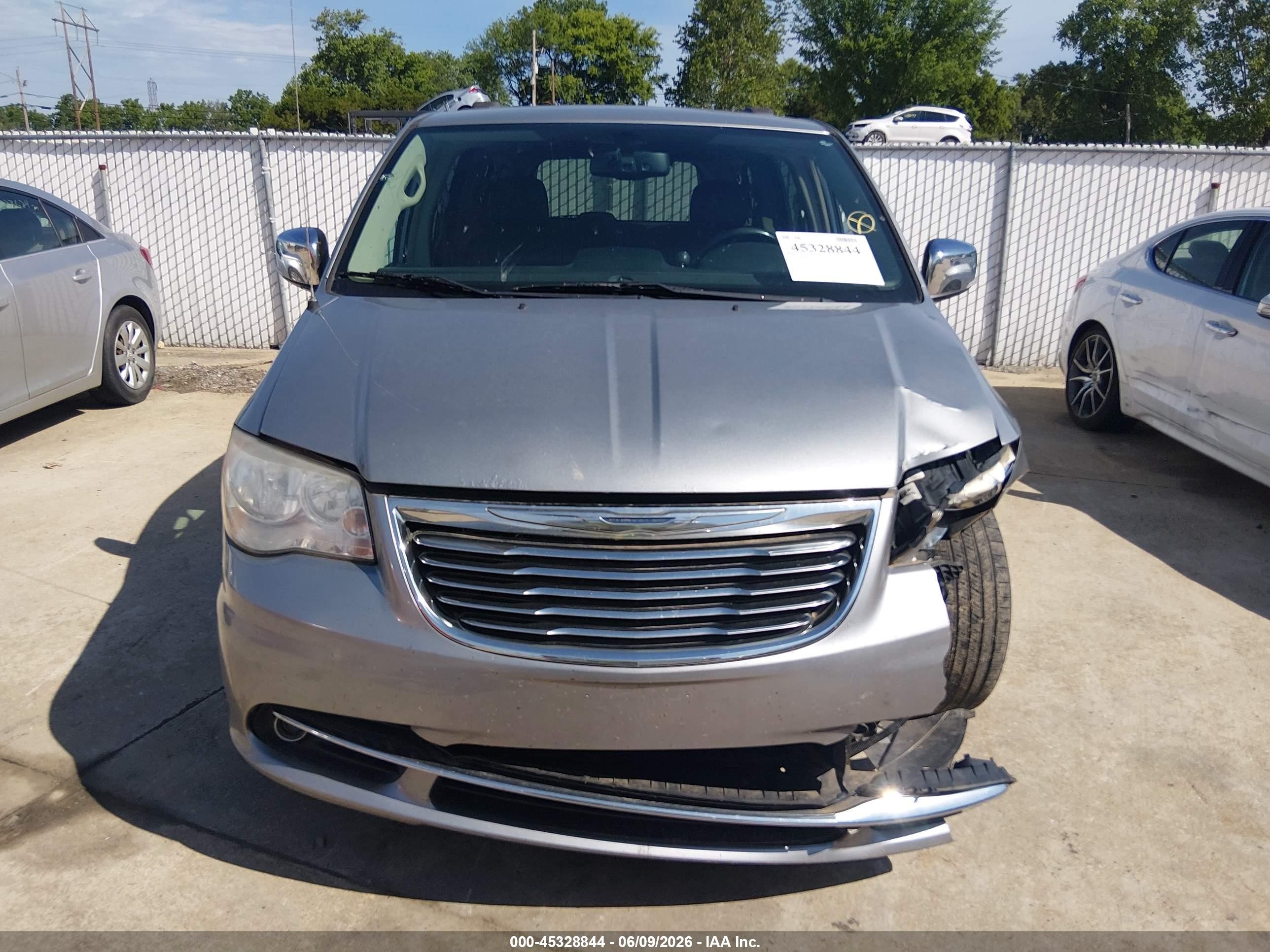 2014 Chrysler Town & Country Touring-l Silver vin: 2C4RC1CG3ER234353