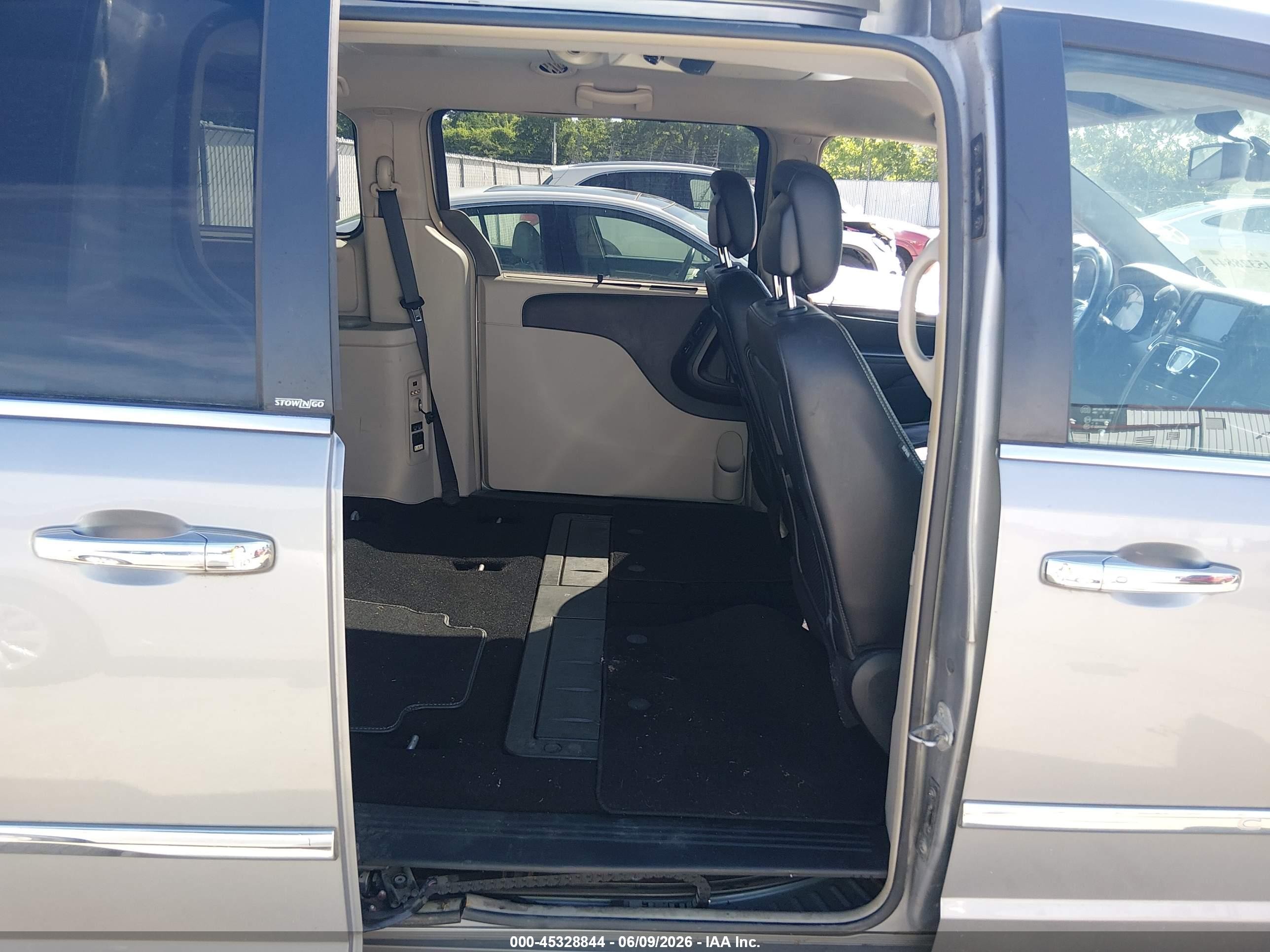 2014 Chrysler Town & Country Touring-l Silver vin: 2C4RC1CG3ER234353